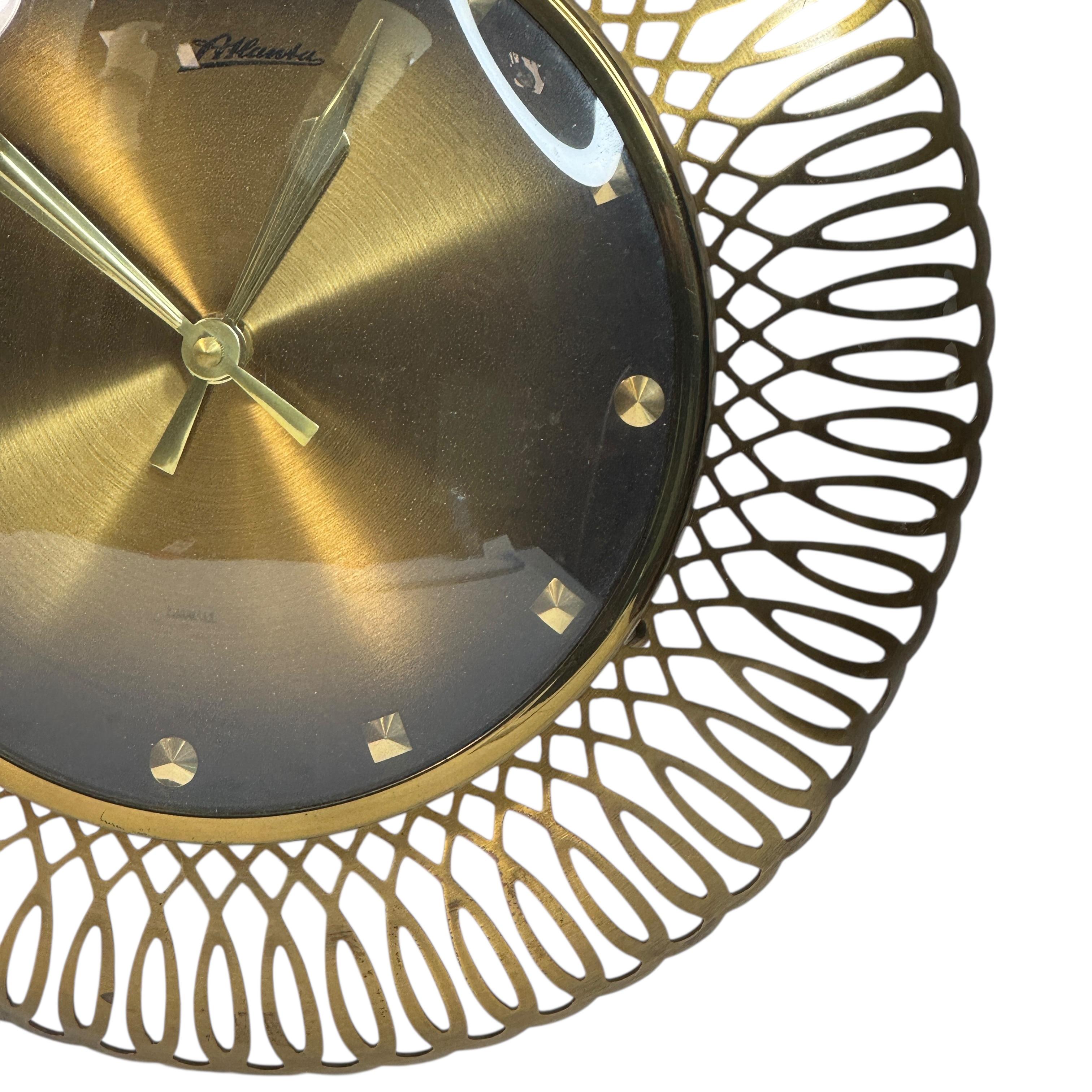 Vintage Mid-Century Atlanta Sunburst Starburst Brass Wall Clock In Good Condition For Sale In Nuernberg, DE