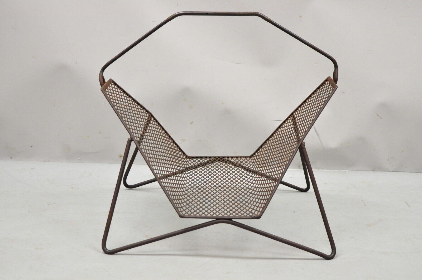 Vintage mid century Atomic Era Arthur Umanoff style iron mesh fireplace log holder. Item features Iron geometric design, metal mesh perforated holder, very nice vintage item, clean modernist lines, great style and form. Circa mid 20th century.