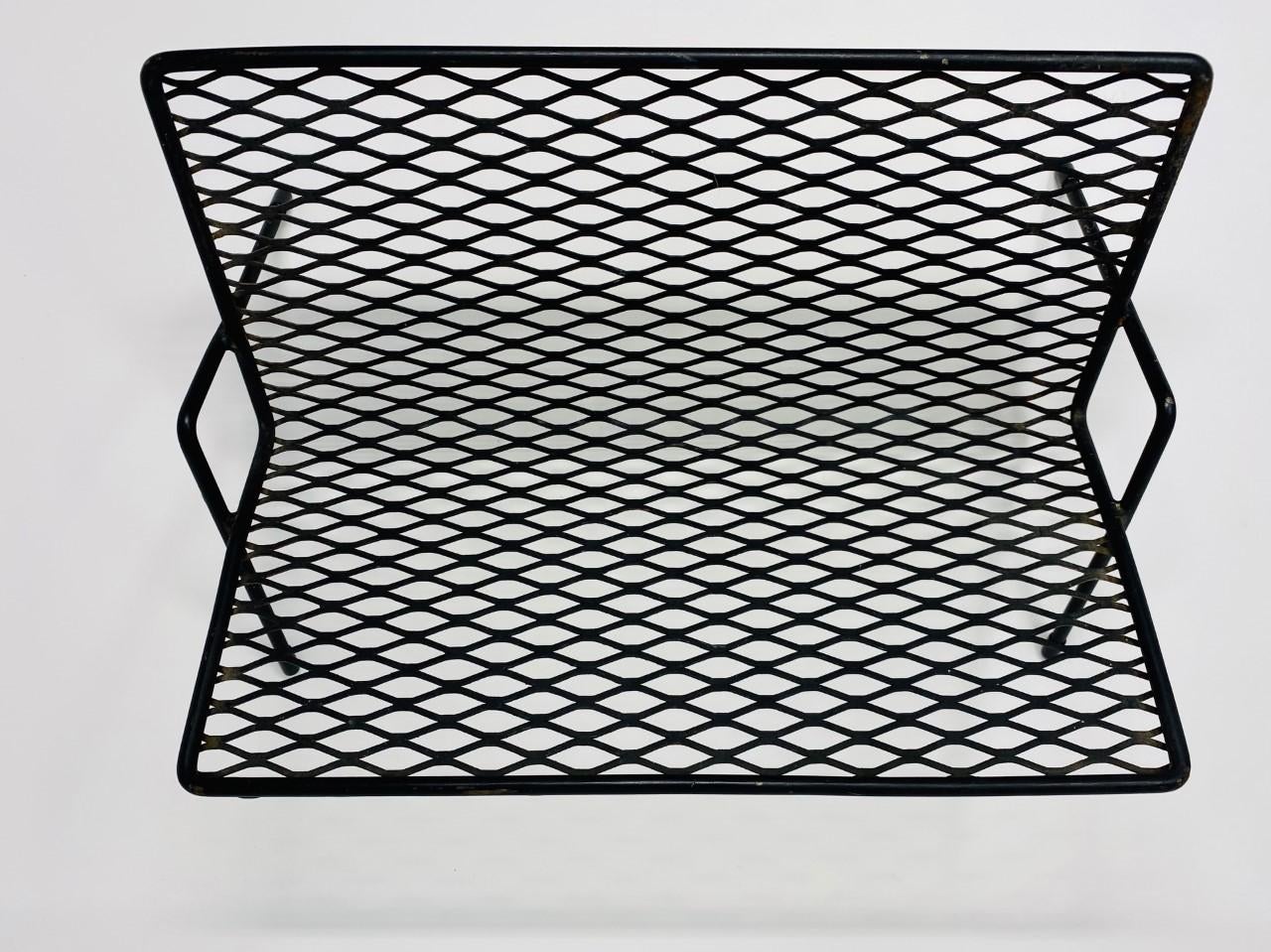 Mid-Century Modern Étagère à livres vintage en maille fil de fer atomique noir du milieu du siècle dernier en vente