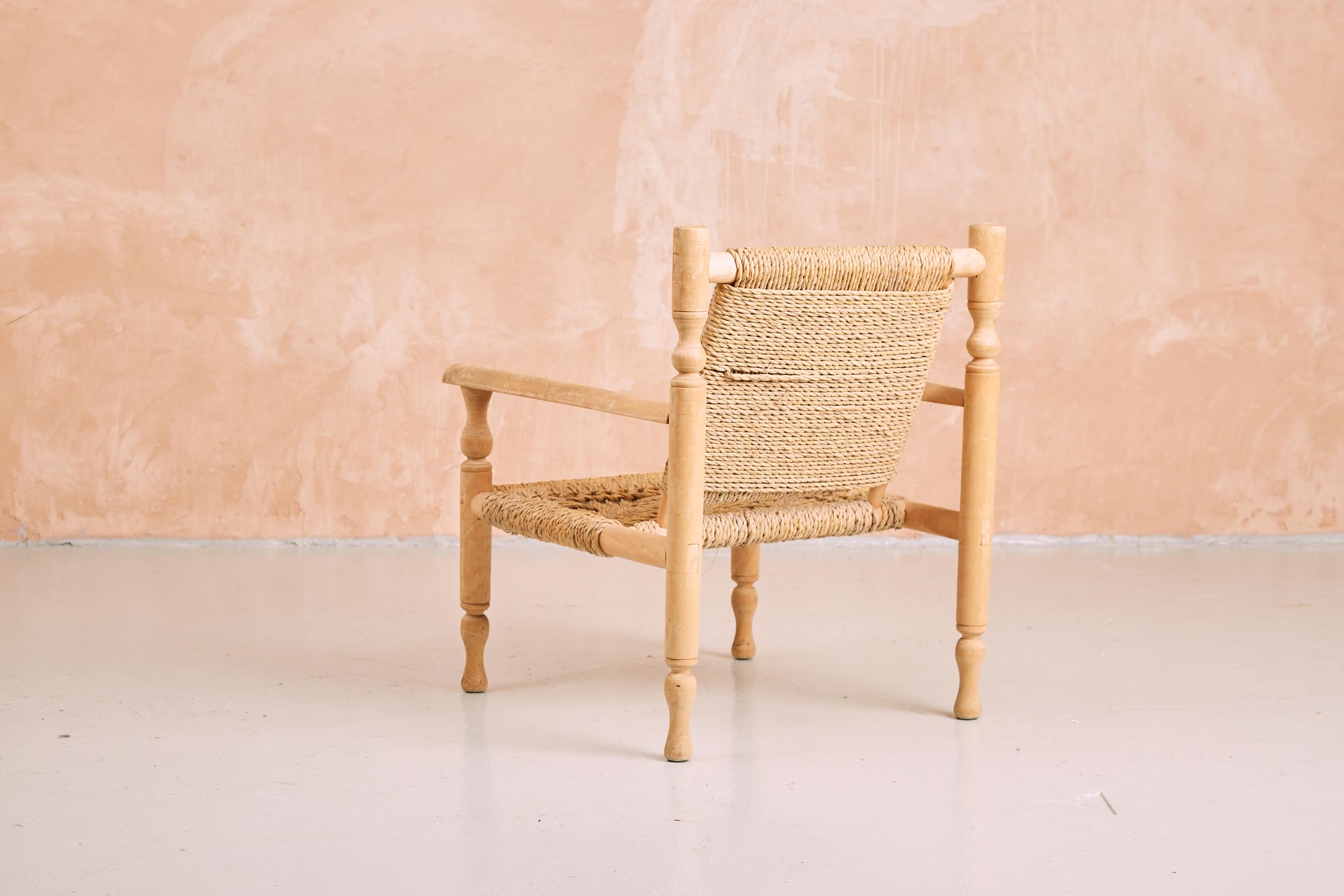 Rare fauteuil Audoux Minet en pin et osier, fabriqué à la main. Classique français vintage, cette chaise a été conçue par Adrien Audoux et Frida Minet au milieu du siècle dernier. Extrêmement confortable, il apporte une touche rustique dans un