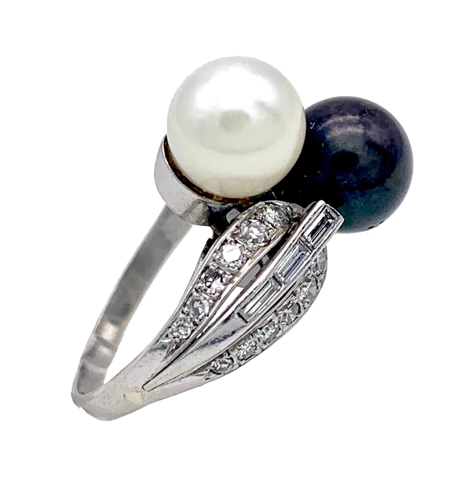 Taille baguette Vintage Mid-Century Baguette Diamond Toi Et Moi Statement Ring Cultured Pearls  en vente
