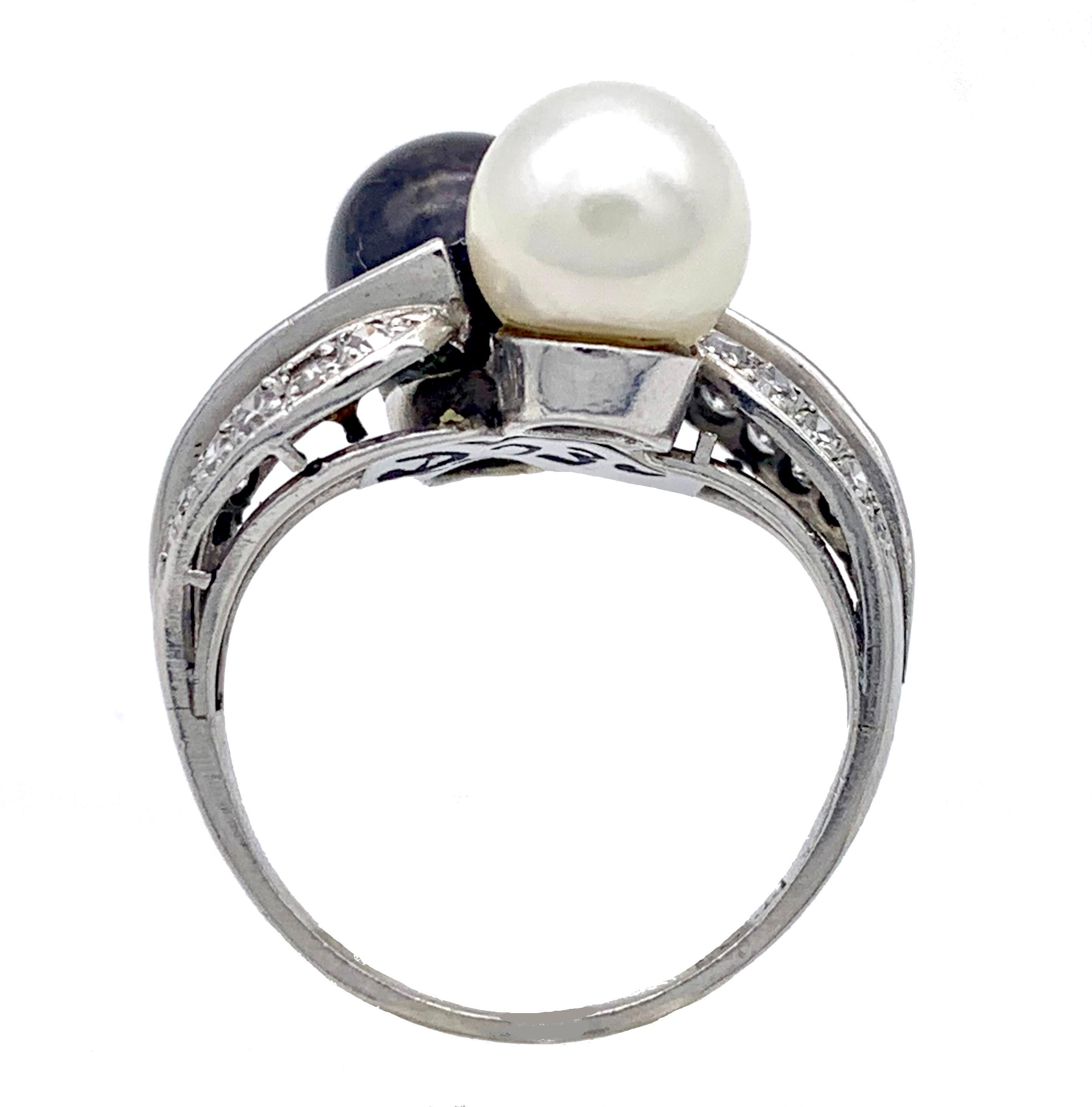Vintage Mid-Century Baguette Diamond Toi Et Moi Statement Ring Cultured Pearls  In Good Condition For Sale In Munich, Bavaria