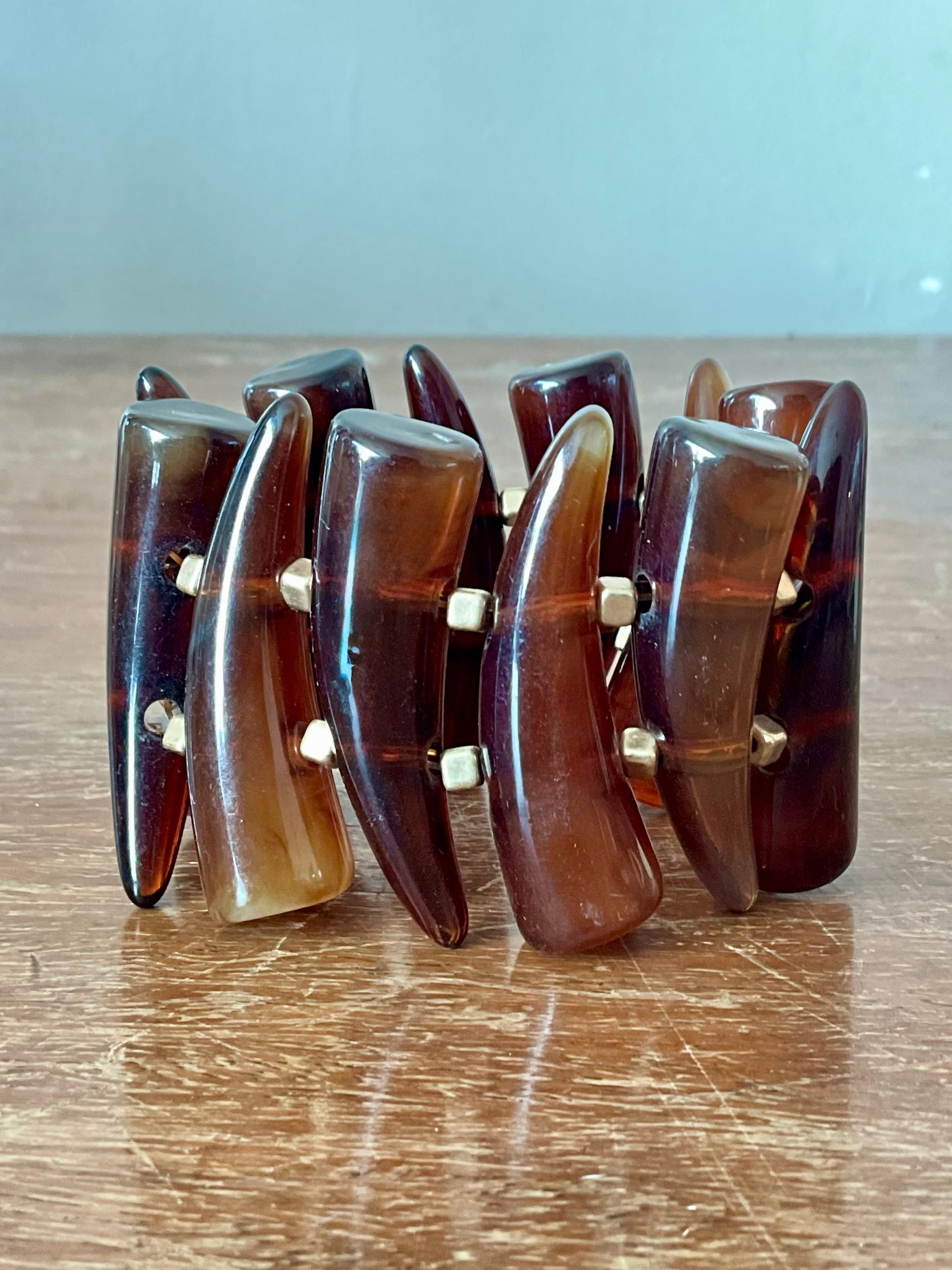 Bracciale a forma di corno in bachelite d'epoca della metà del secolo scorso In condizioni buone in vendita a West Palm Beach, FL