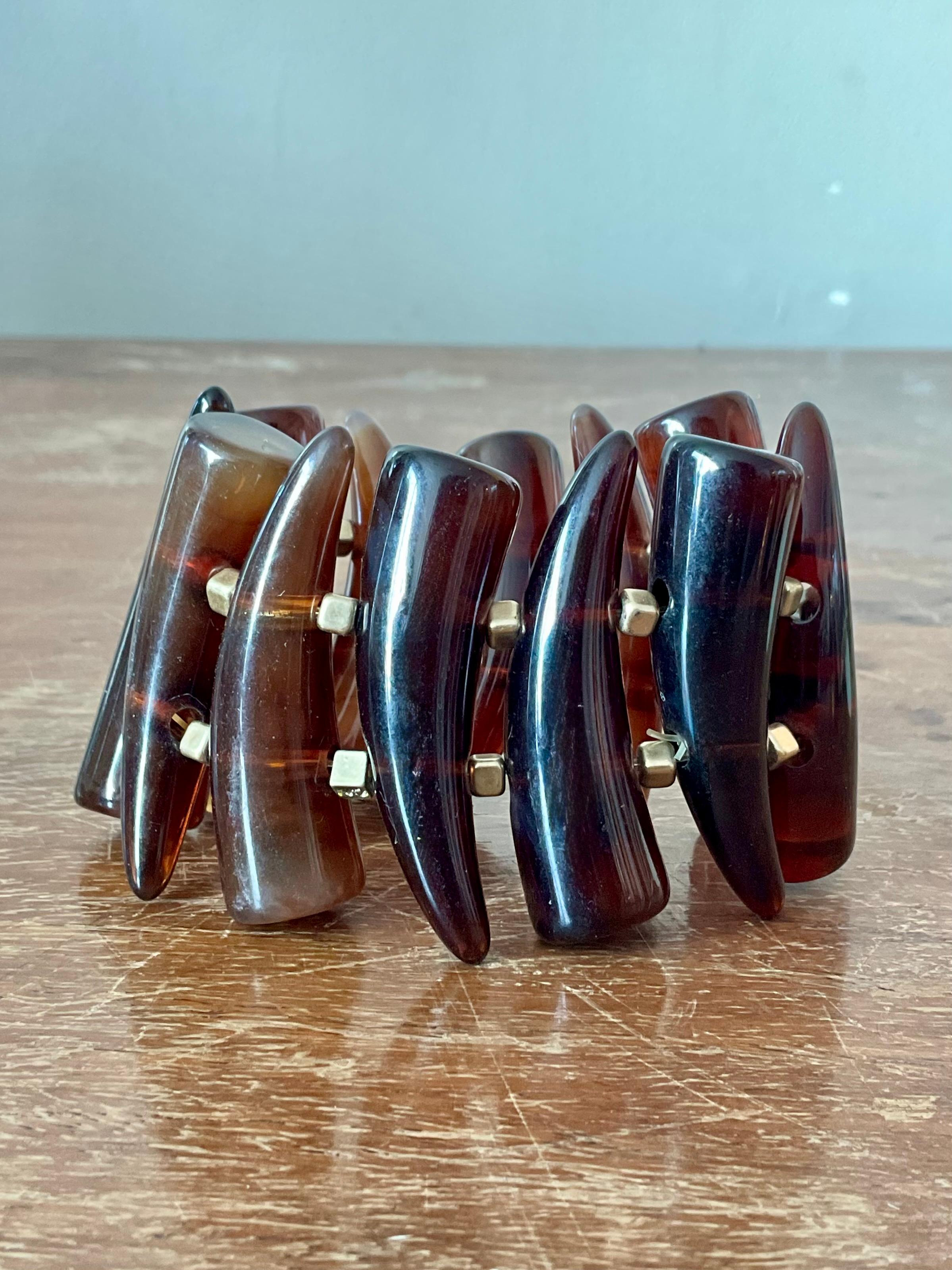 Bracciale a forma di corno in bachelite d'epoca della metà del secolo scorso in vendita 1