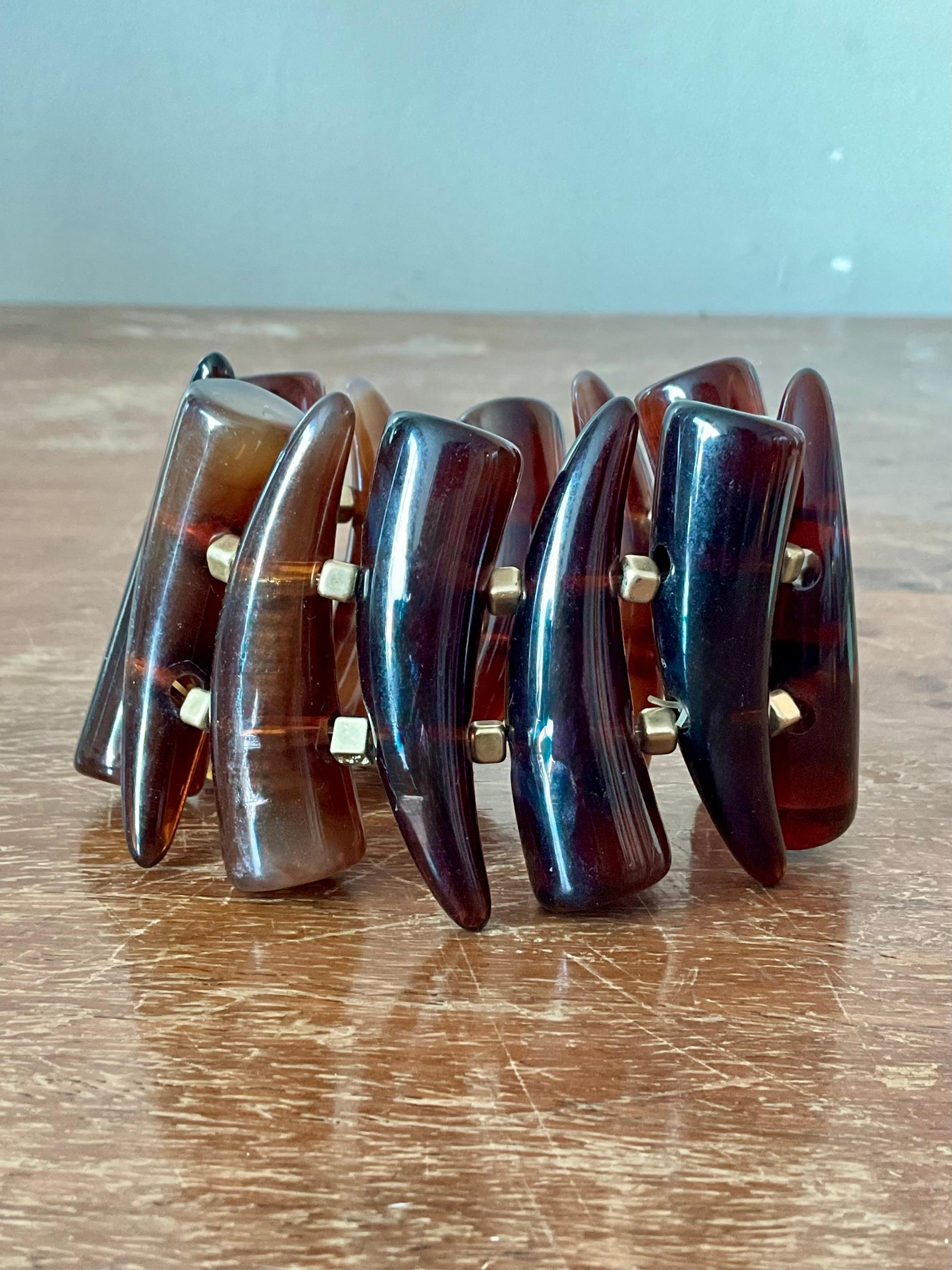 Bracciale a forma di corno in bachelite d'epoca della metà del secolo scorso in vendita 2