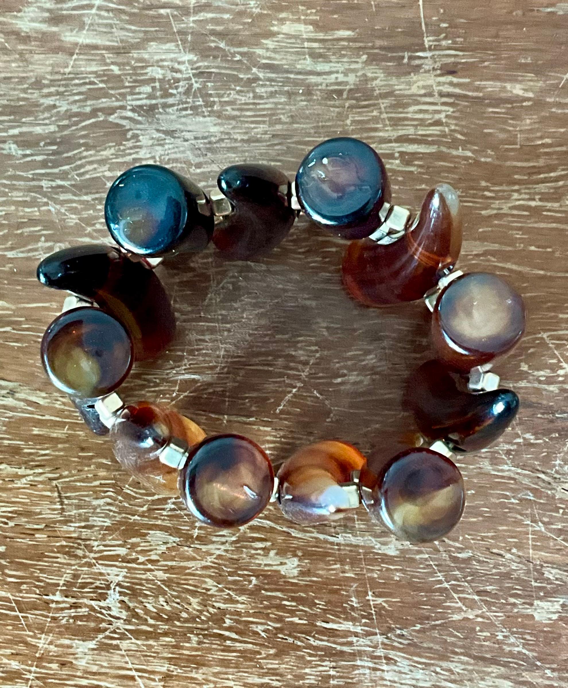 Bracciale a forma di corno in bachelite d'epoca della metà del secolo scorso in vendita 3