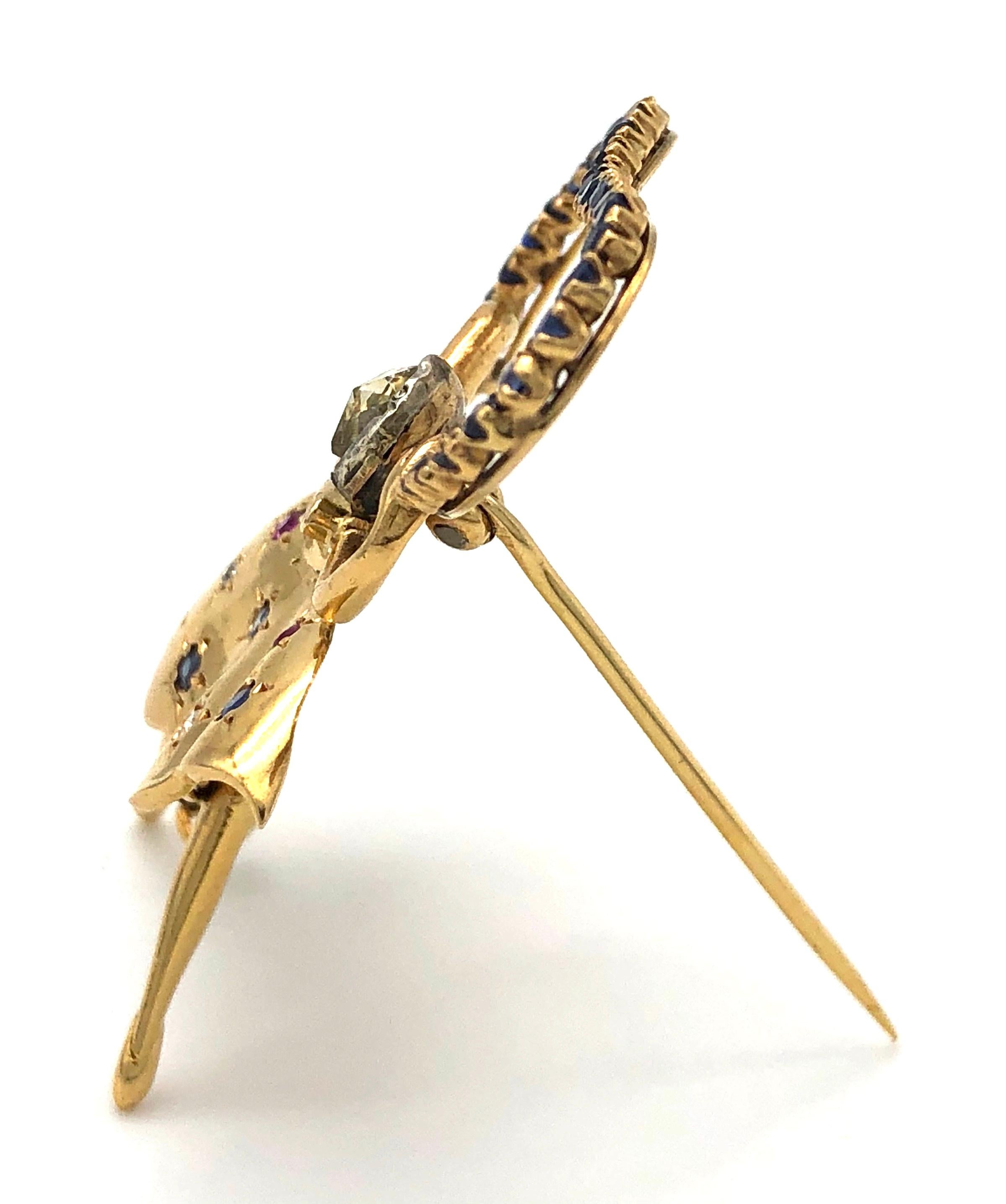 Este broche de una bailarina está lleno de movimiento y alegría de vivir.
Se fabricó a finales de la década de 1940 con oro amarillo de 18 quilates y plata. La artista baila con una cuerda totalmente engastada con zafiros en garras. El vestido de la