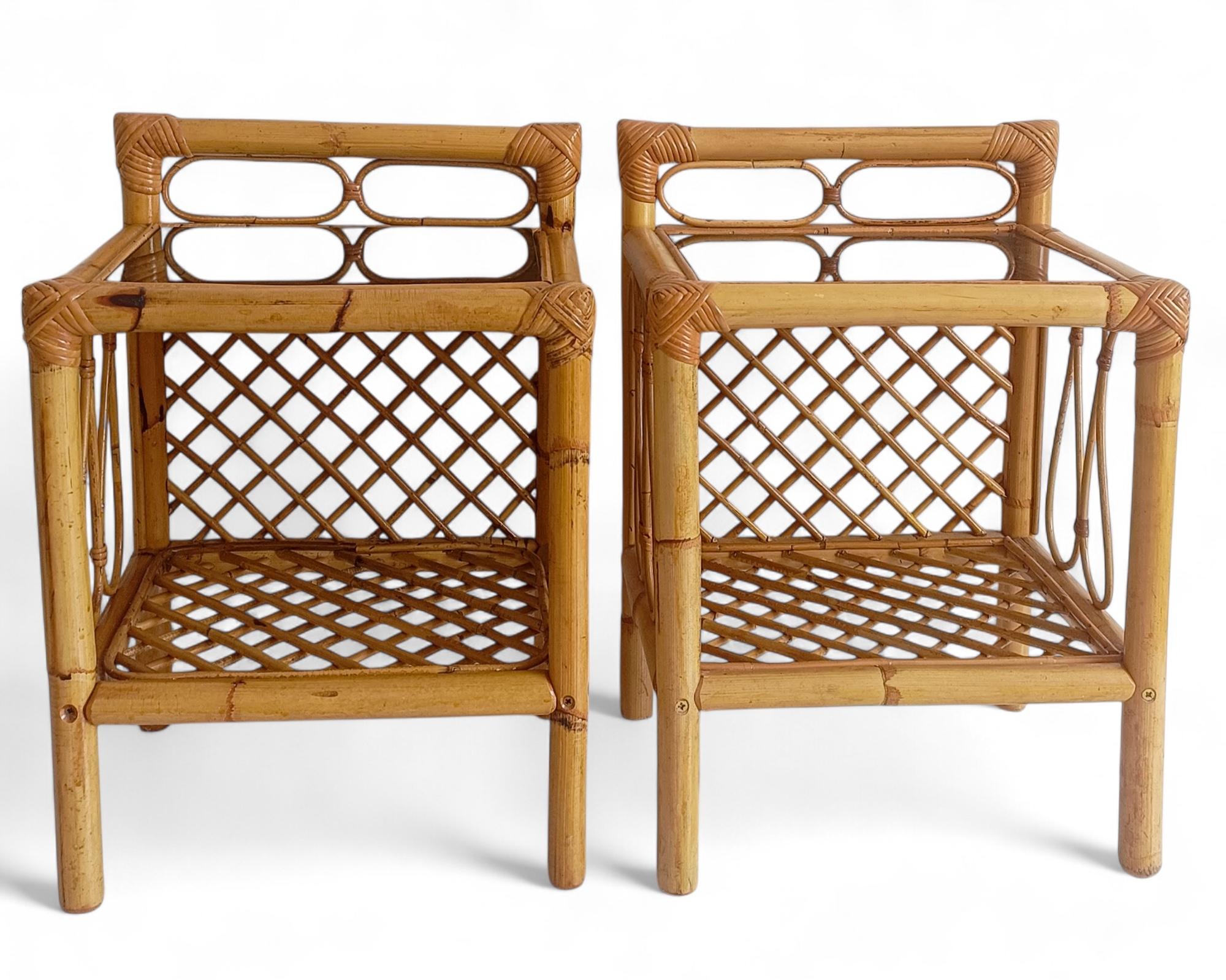 Impresionante Pareja de Mesillas de Noche de Bambú y Ratán de la Riviera Francesa
España, hacia los años 70 - al estilo de Vivai del Sud, Franco Albini, Louis Sognot

Un precioso par de mesas auxiliares o de noche de bambú y ratán hechas a mano, que