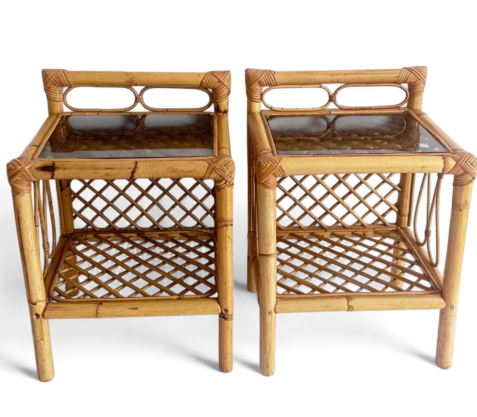 Pareja de mesillas de noche o mesas auxiliares de bambú y ratán de mediados de siglo, España, 1970 Hecho a mano en venta