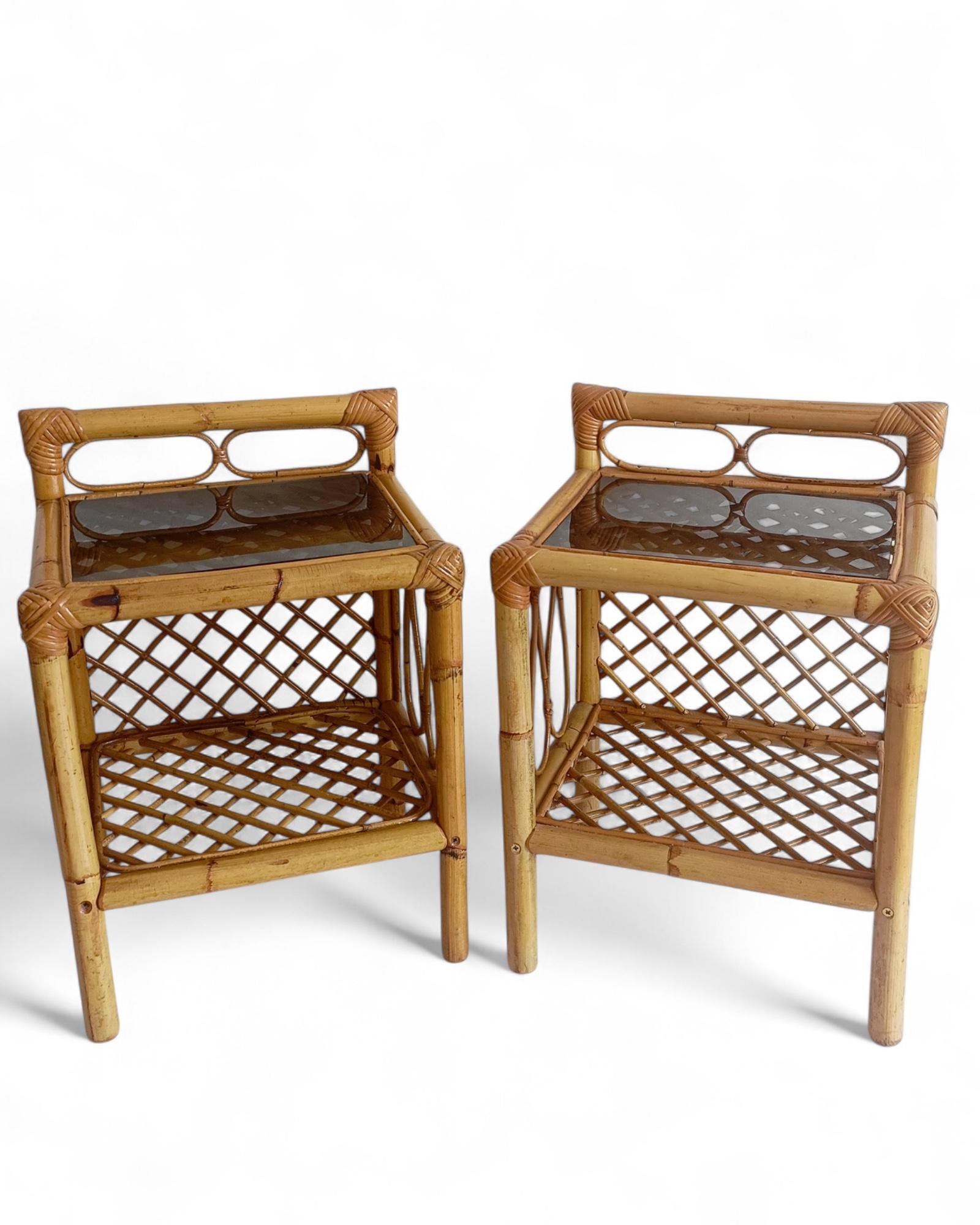 Pareja de mesillas de noche o mesas auxiliares de bambú y ratán de mediados de siglo, España, 1970 Bambú en venta
