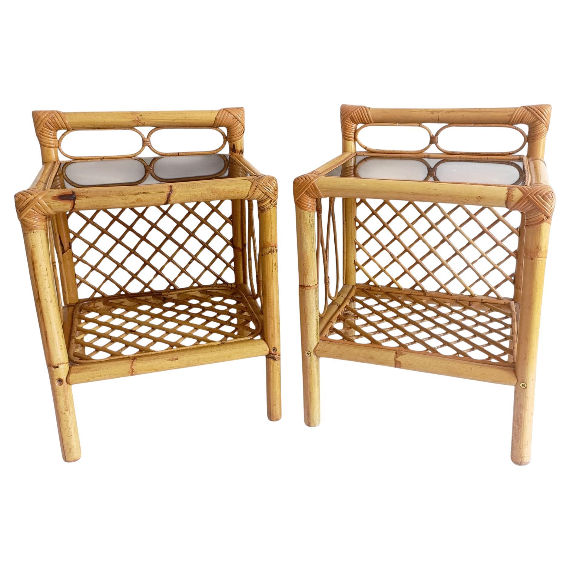 Pareja de mesillas de noche o mesas auxiliares de bambú y ratán de mediados de siglo, España, 1970 en venta