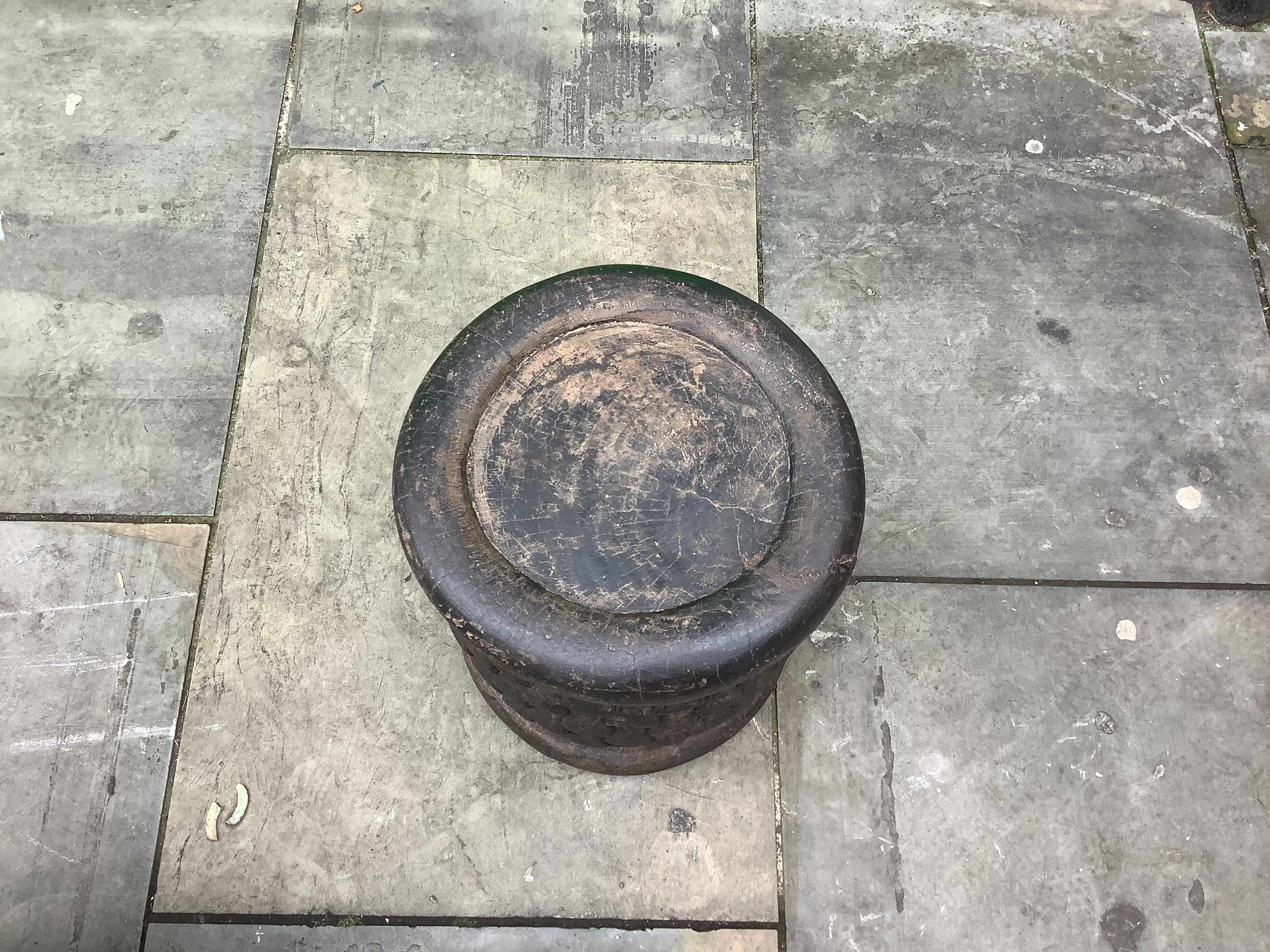 Un audacieux tabouret Bamileke du 20ème siècle gravé à la main dans une seule pièce de bois avec un magnifique motif génomique en forme de panier, et avec une riche patine que seul le temps peut conférer. Une bonne table d'appoint également.