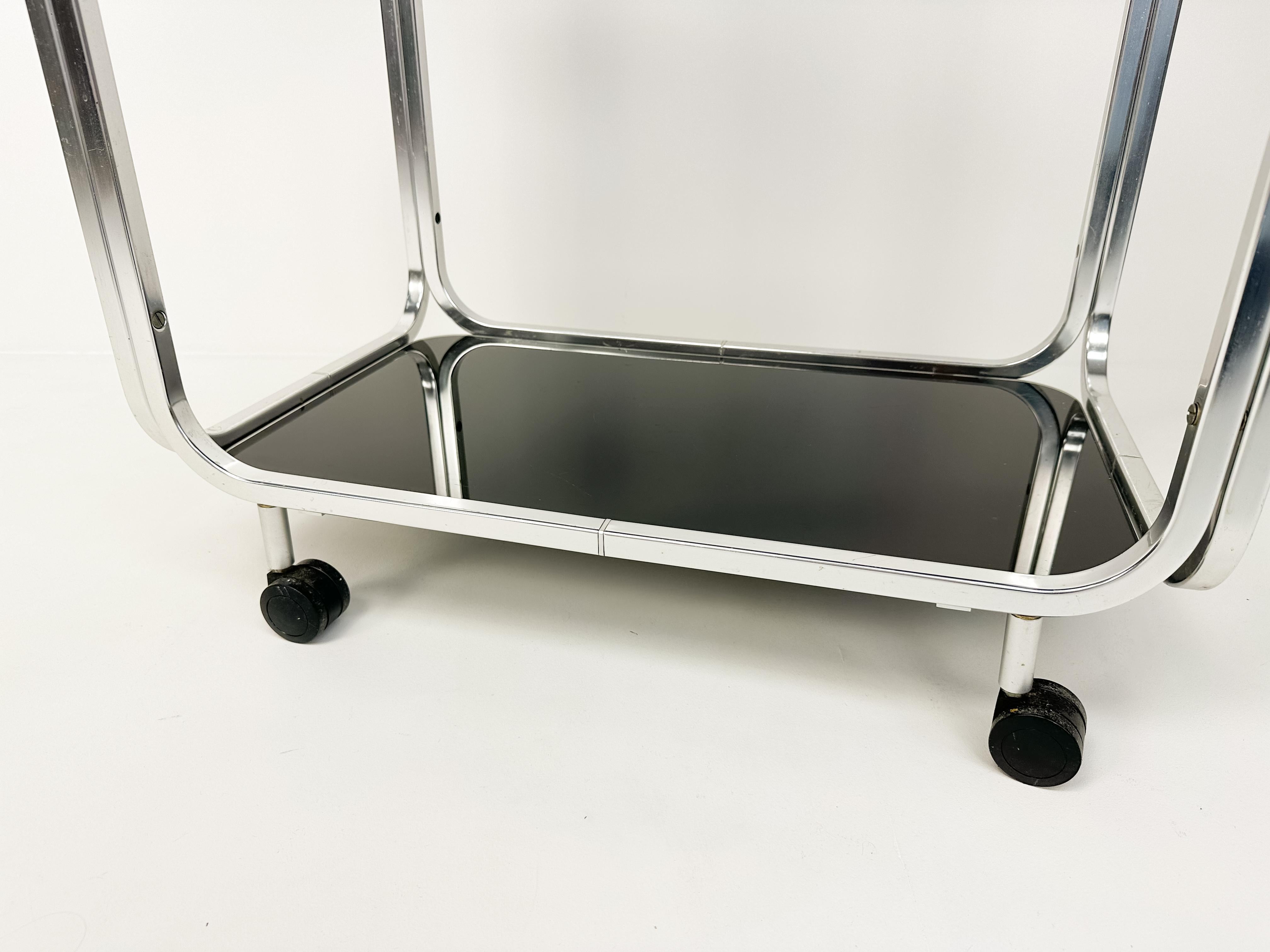 Carrito de bar vintage de mediados de siglo con cristal negro, años 70 Moderno de mediados de siglo en venta