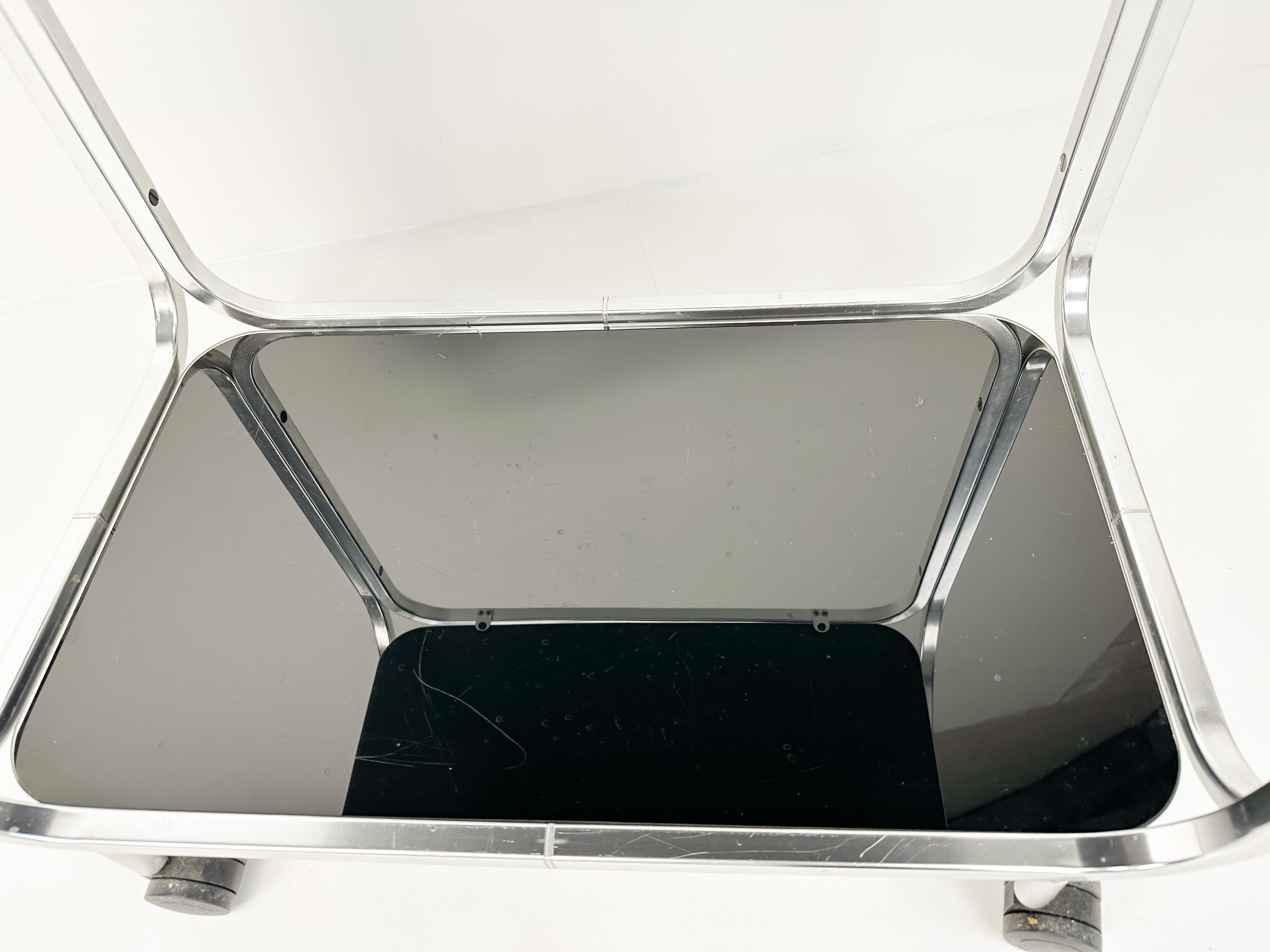 Carrito de bar vintage de mediados de siglo con cristal negro, años 70 Europeo en venta