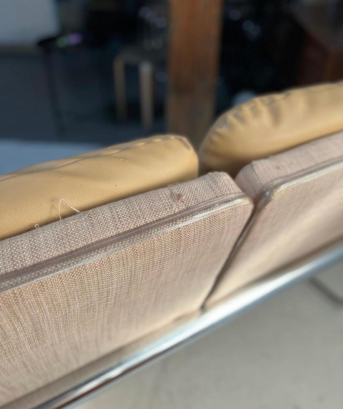 Vintage Mid-Century Bauhaus Tan Vinyl and Chrome Settee In Good Condition For Sale In Houston, TX