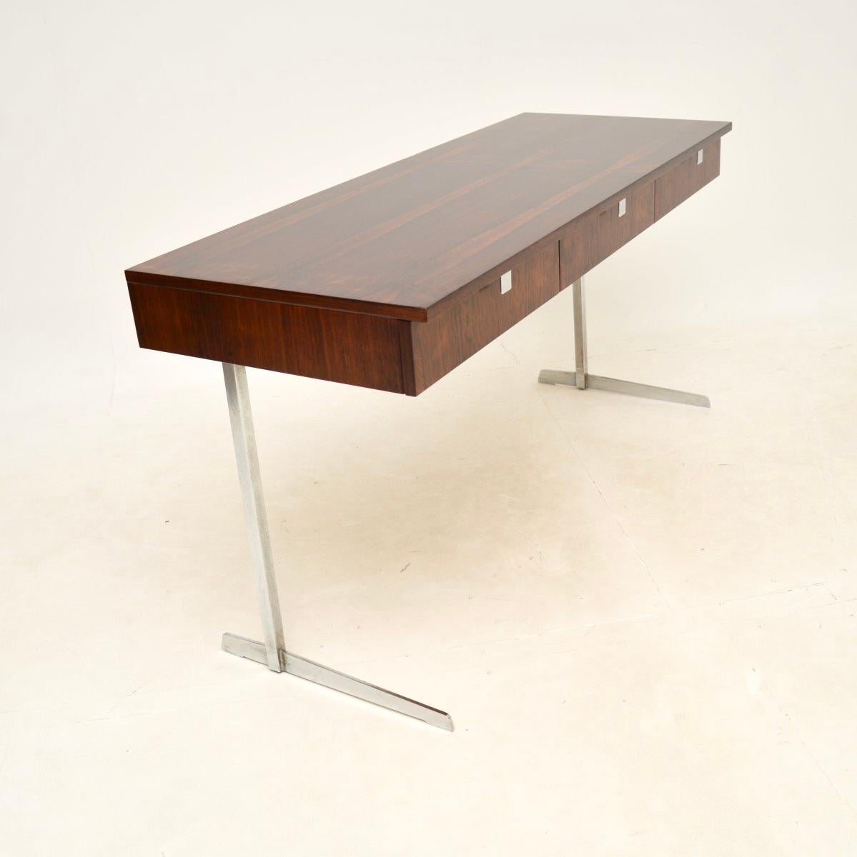 Ein sehr stilvoller und sehr gut verarbeiteter Vintage-Schreibtisch aus Belgien aus den 1960-70er Jahren.

Die Qualität ist hervorragend, das Design wunderschön, die Beine aus verchromtem Stahl sind freitragend. Auch die Schubladen sind mit schönen
