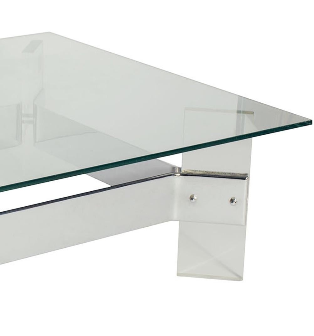 Belgischer Lucite-Stahl-Couchtisch aus der Mitte des Jahrhunderts mit Glasplatte (Moderne der Mitte des Jahrhunderts) im Angebot