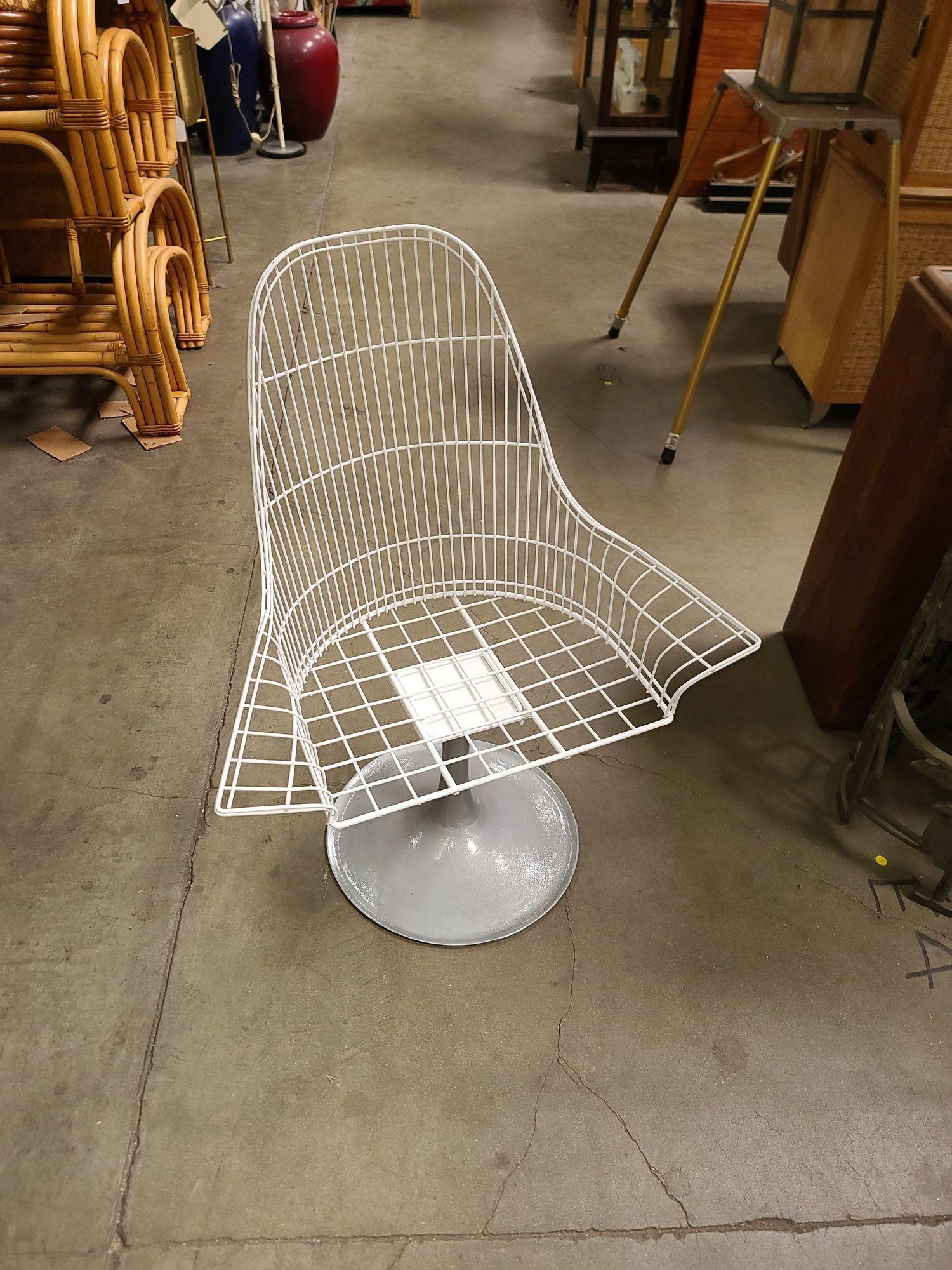 Vintage Mid-Century Bertoia style wire diamond lounge by Homecrest.
