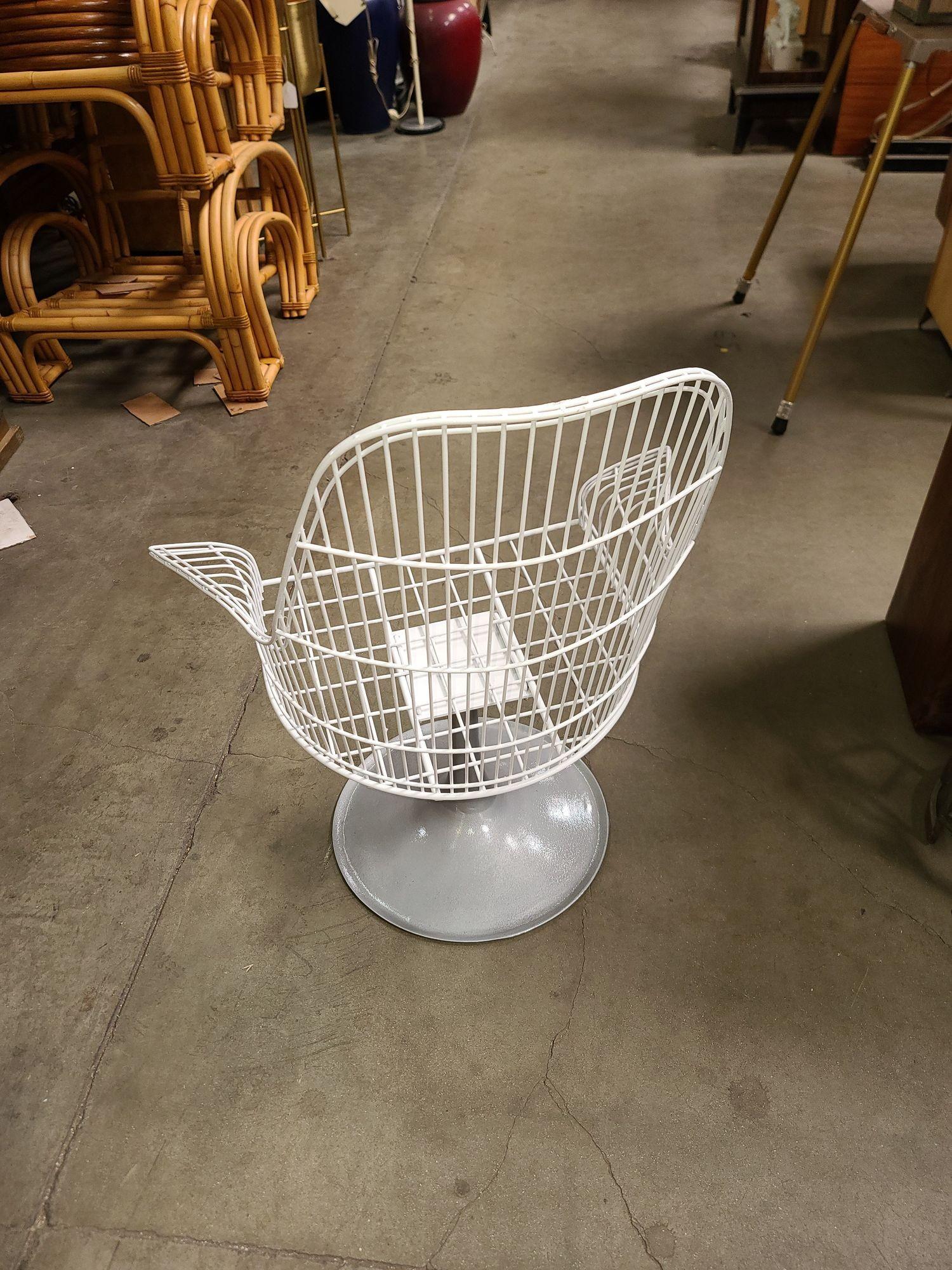 Vintage Mid-Century Bertoia Style Wire Diamond Lounge by Homecrest In Excellent Condition In Van Nuys, CA