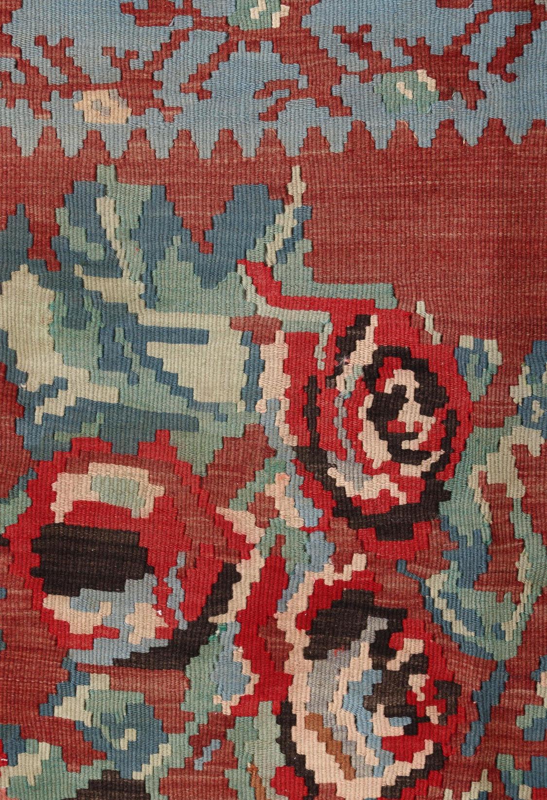 Vintage Mid-Century Bessarabian Kilim Rot Floral Flachgewebe Teppich Raumgröße (Französische Provence) im Angebot