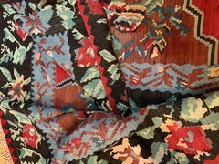 Alfombra vintage de mediados de siglo de tejido plano floral rojo Kilim de Besarabia Tamaño de la habitación