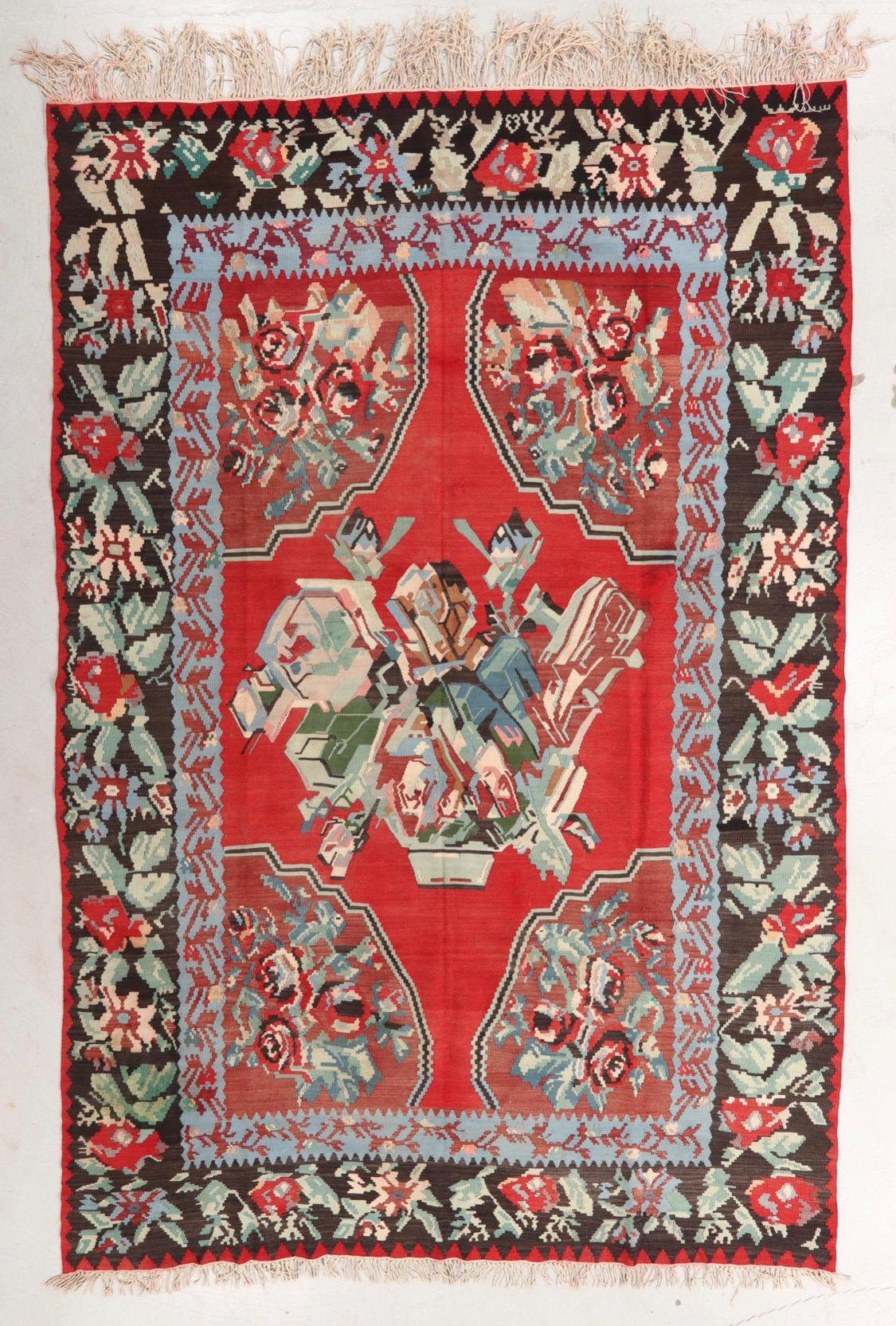 Vintage Mid-Century Bessarabian Kilim Rot Floral Flachgewebe Teppich Raumgröße (20. Jahrhundert) im Angebot
