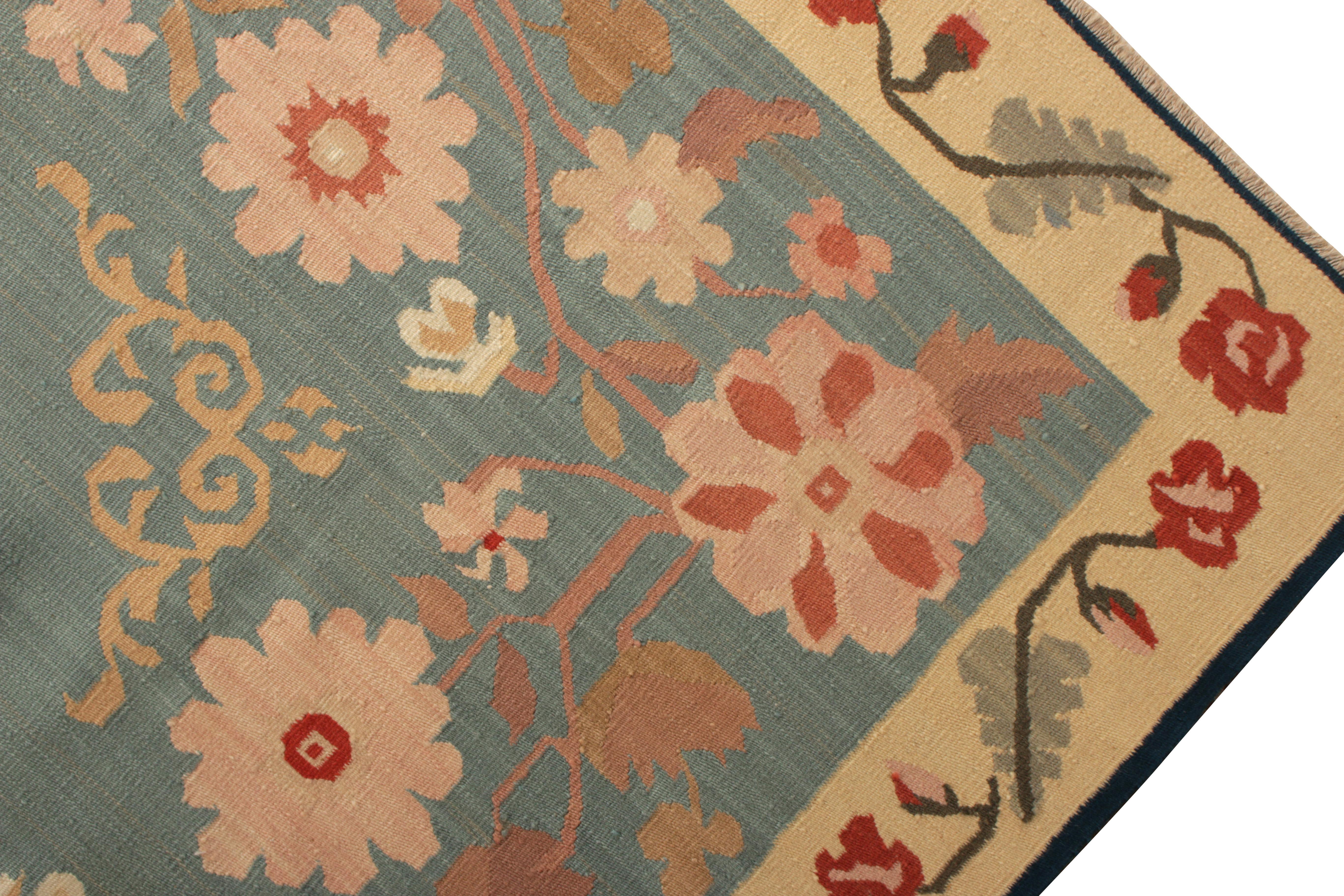 Bessarabischer Kelim-Teppich aus der Mitte des Jahrhunderts mit blau-rosa Blumenmuster von Teppich & Kelim (Türkisch) im Angebot