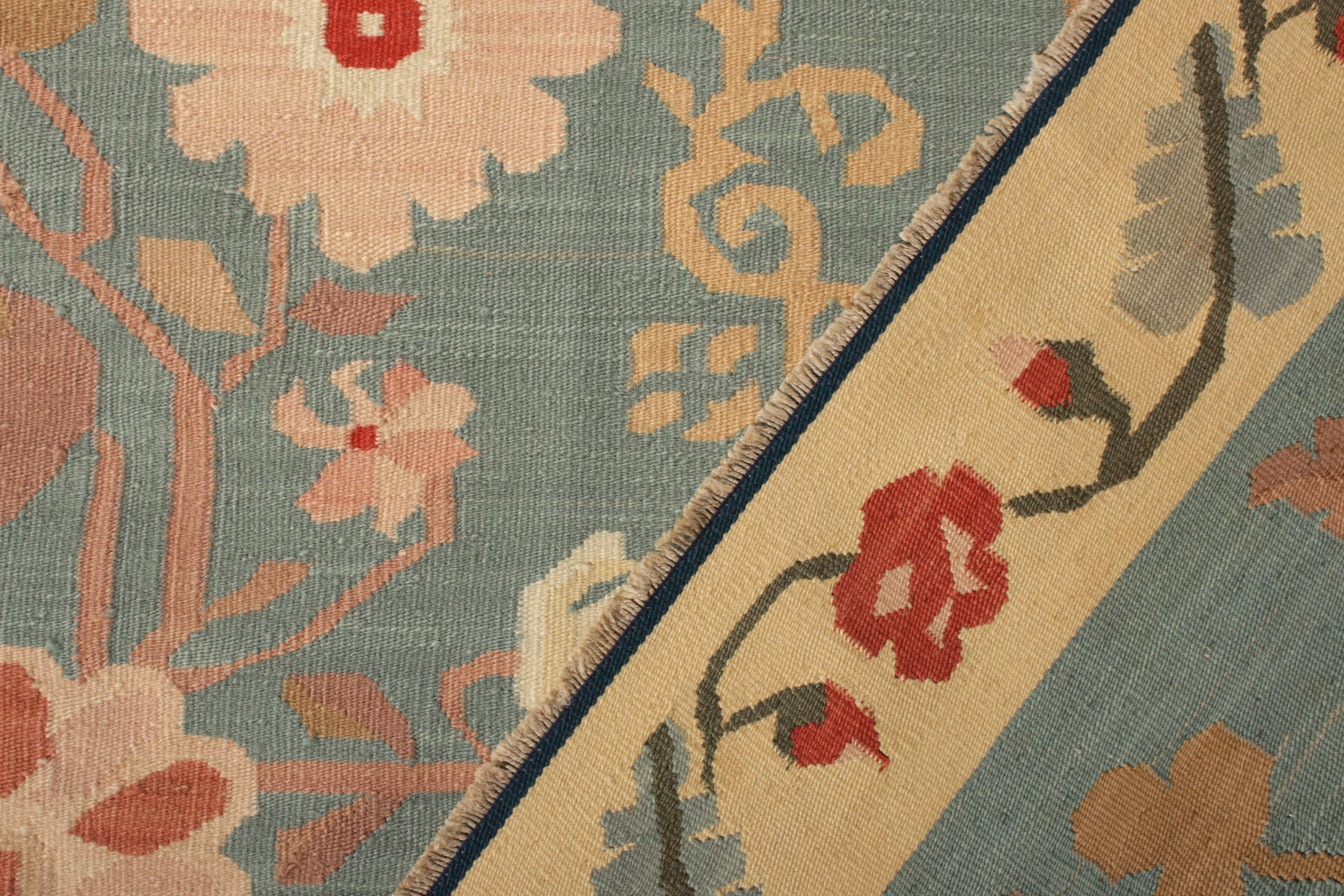 Bessarabischer Kelim-Teppich aus der Mitte des Jahrhunderts mit blau-rosa Blumenmuster von Teppich & Kelim im Zustand „Gut“ im Angebot in Long Island City, NY