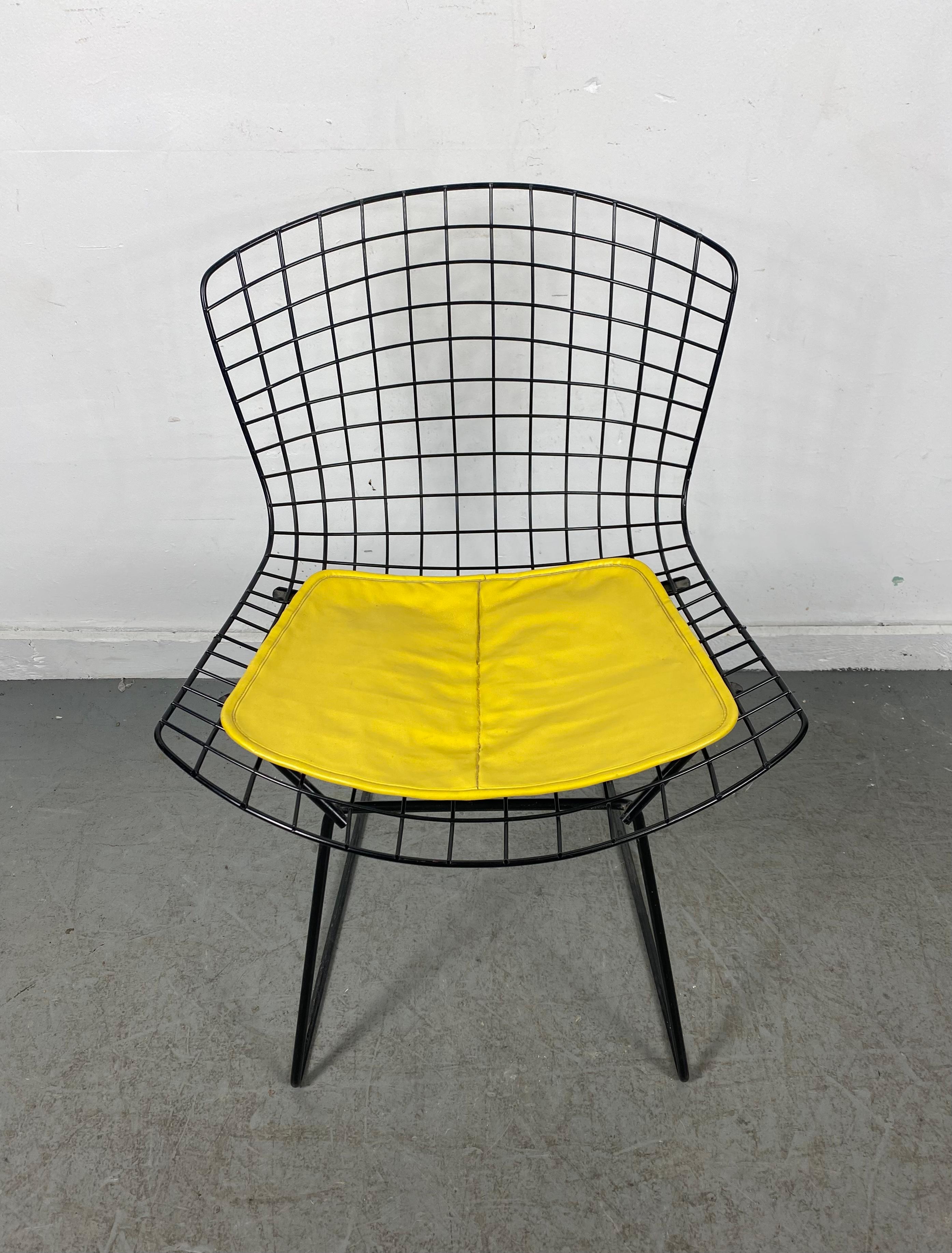 Vintage Mid-Century Black Knoll Bertoia Side Chair, Original Yellow Seat Pad In Good Condition In Buffalo, NY