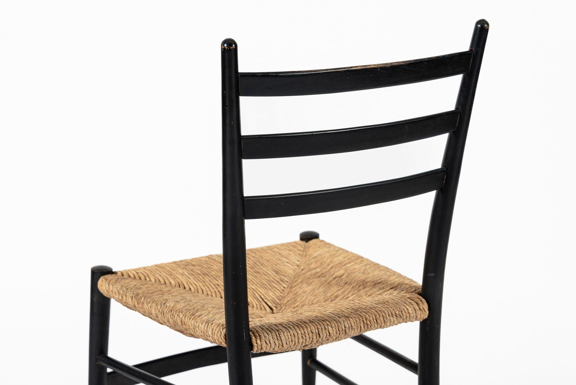 Sedia da pranzo vintage di metà secolo in legno nero e vimini di giunco in vendita 7
