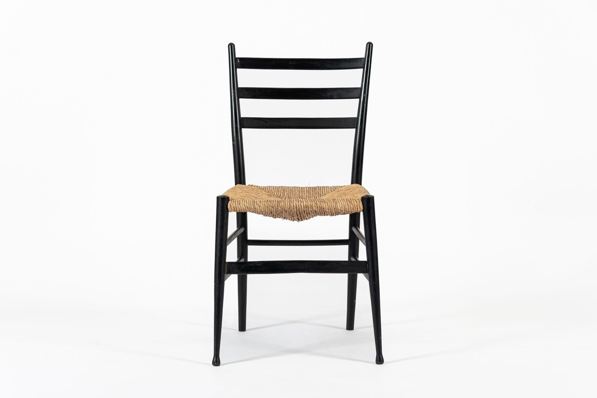 Questa sedia vintage di metà secolo, realizzata in Italia intorno al 1960, riprende lo stile della sedia Leggera del famoso designer italiano di metà secolo Gio Ponti. Il design classico ed elegante è caratterizzato da strutture in legno massiccio