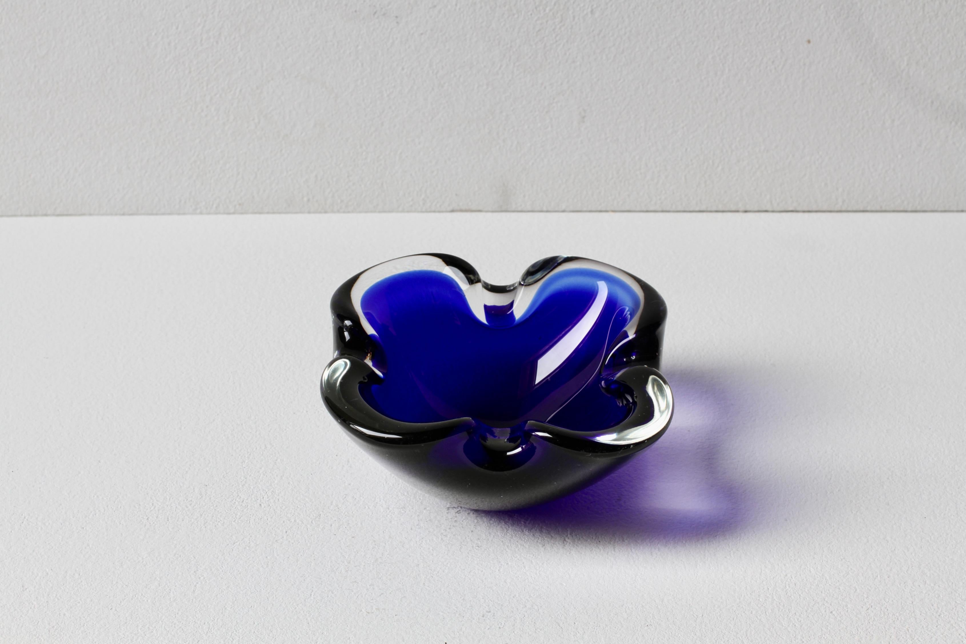 Vintage Mid-Century Blue & Clear Biomorphic Murano Glass Bowl, Dish or Ashtray (bol, plat ou cendrier en verre Murano) en vente 3