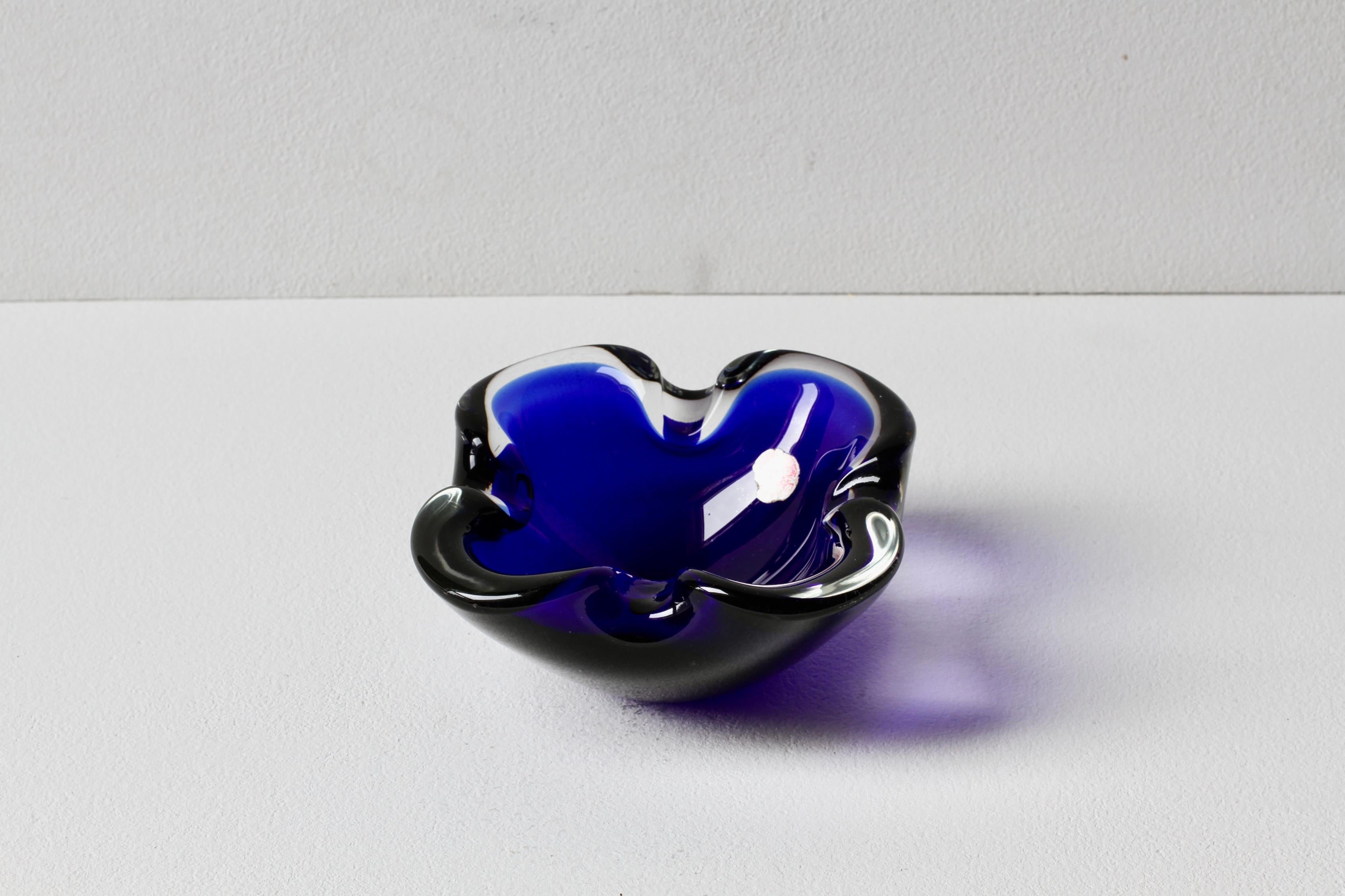 Vintage Mid-Century Blue & Clear Biomorphic Murano Glass Bowl, Dish or Ashtray (bol, plat ou cendrier en verre Murano) en vente 4