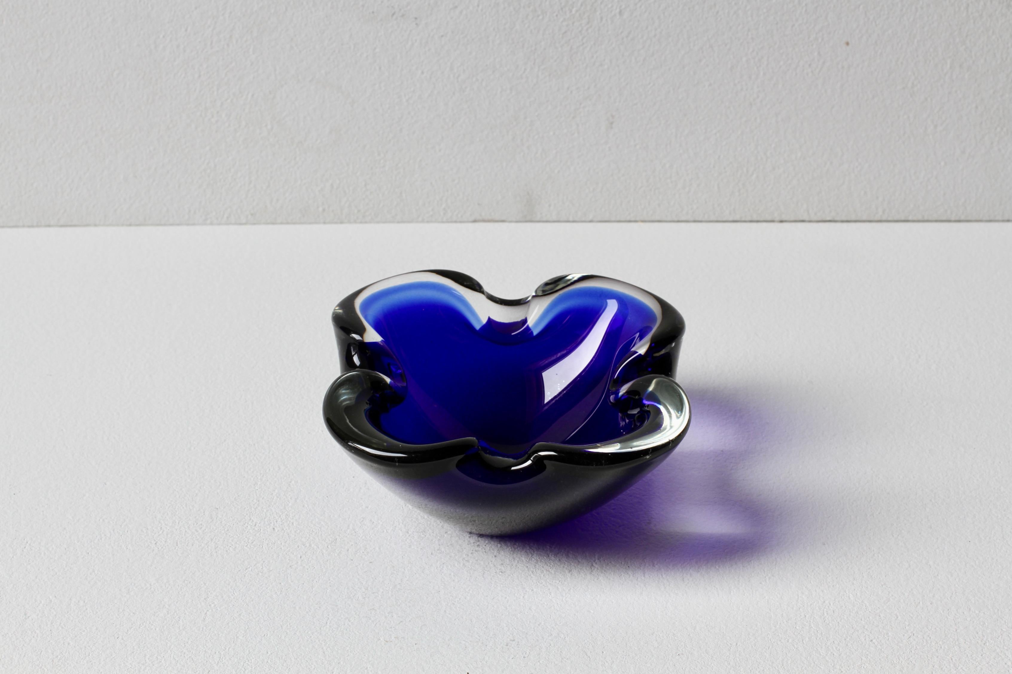 Vintage Mid-Century Blue & Clear Biomorphic Murano Glass Bowl, Dish or Ashtray (bol, plat ou cendrier en verre Murano) en vente 5