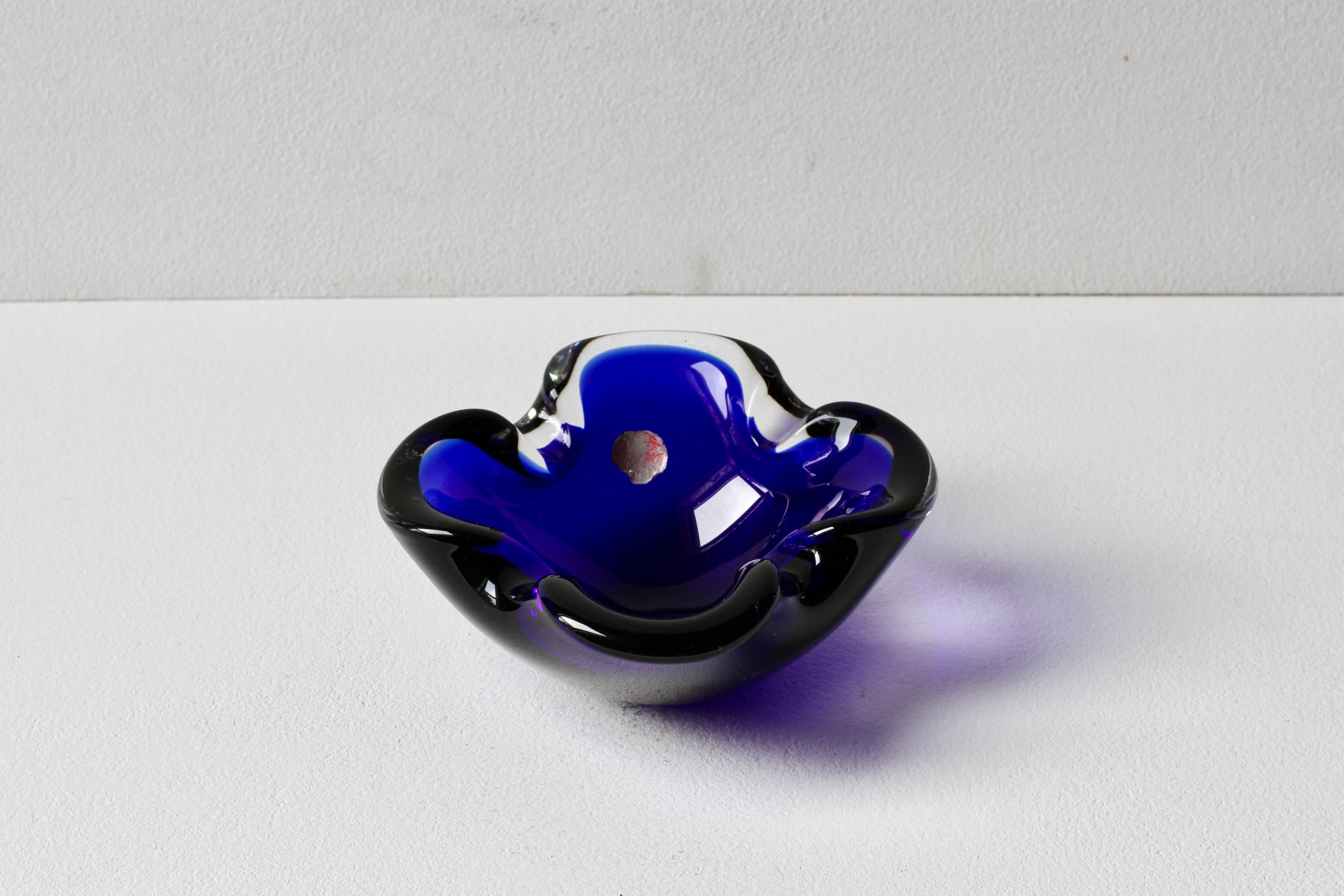 Vintage Mid-Century Blue & Clear Biomorphic Murano Glass Bowl, Dish or Ashtray (bol, plat ou cendrier en verre Murano) en vente 6