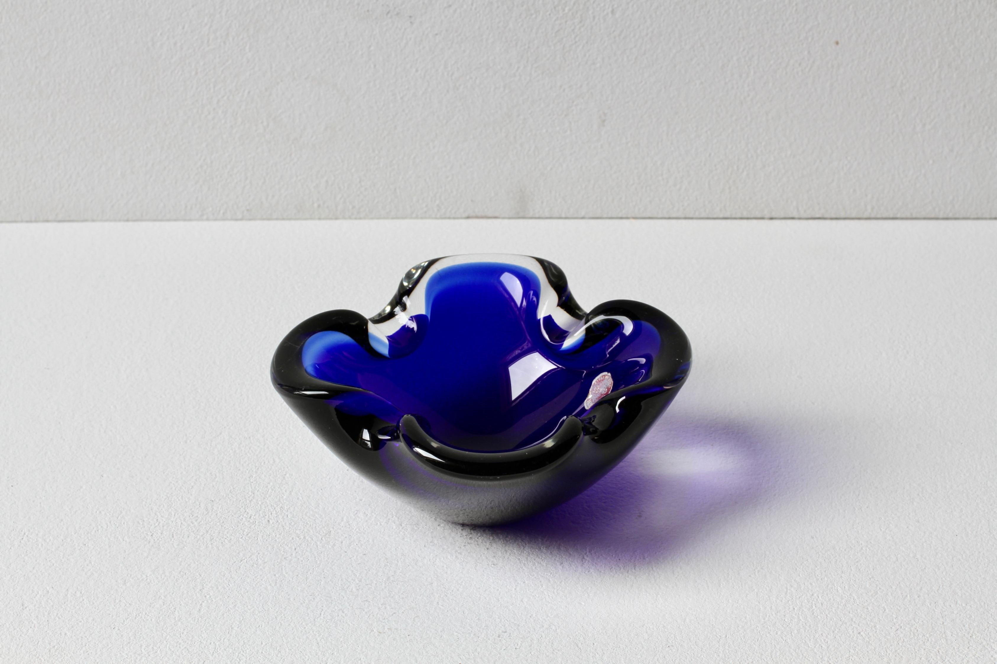 Vintage Mid-Century Blue & Clear Biomorphic Murano Glass Bowl, Dish or Ashtray (bol, plat ou cendrier en verre Murano) en vente 7