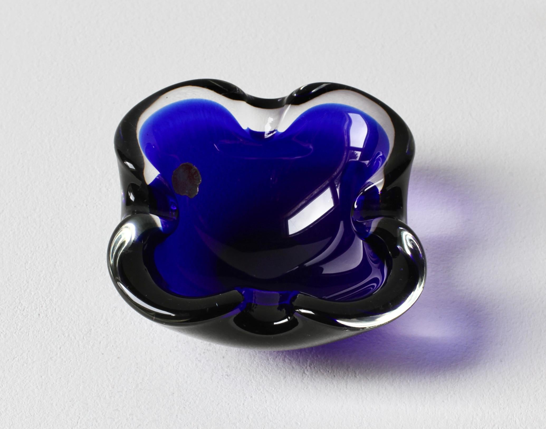 Vintage Mid-Century Blue & Clear Biomorphic Murano Glass Bowl, Dish or Ashtray (bol, plat ou cendrier en verre Murano) en vente 9