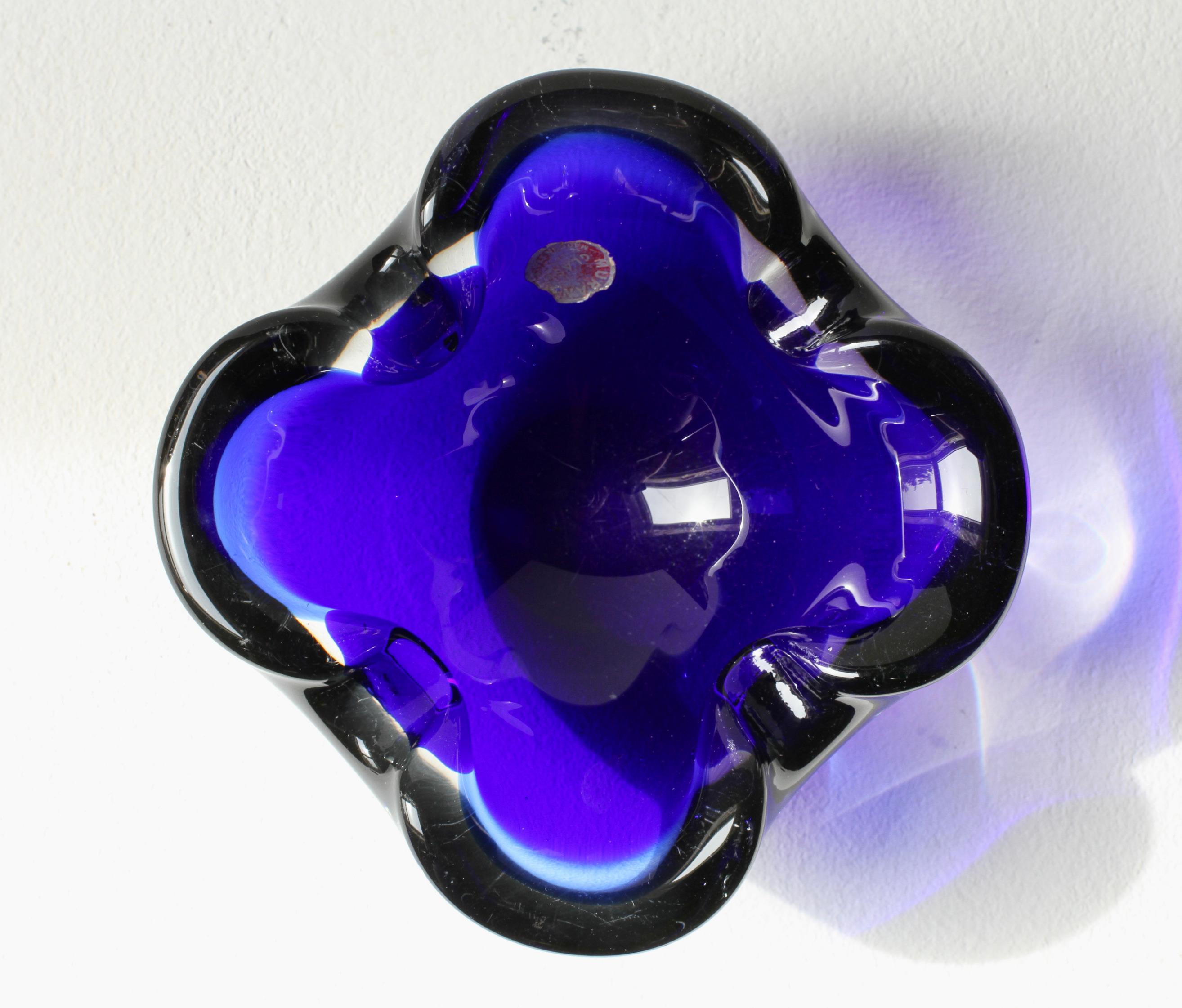Vintage Mid-Century Blue & Clear Biomorphic Murano Glass Bowl, Dish or Ashtray (bol, plat ou cendrier en verre Murano) en vente 10