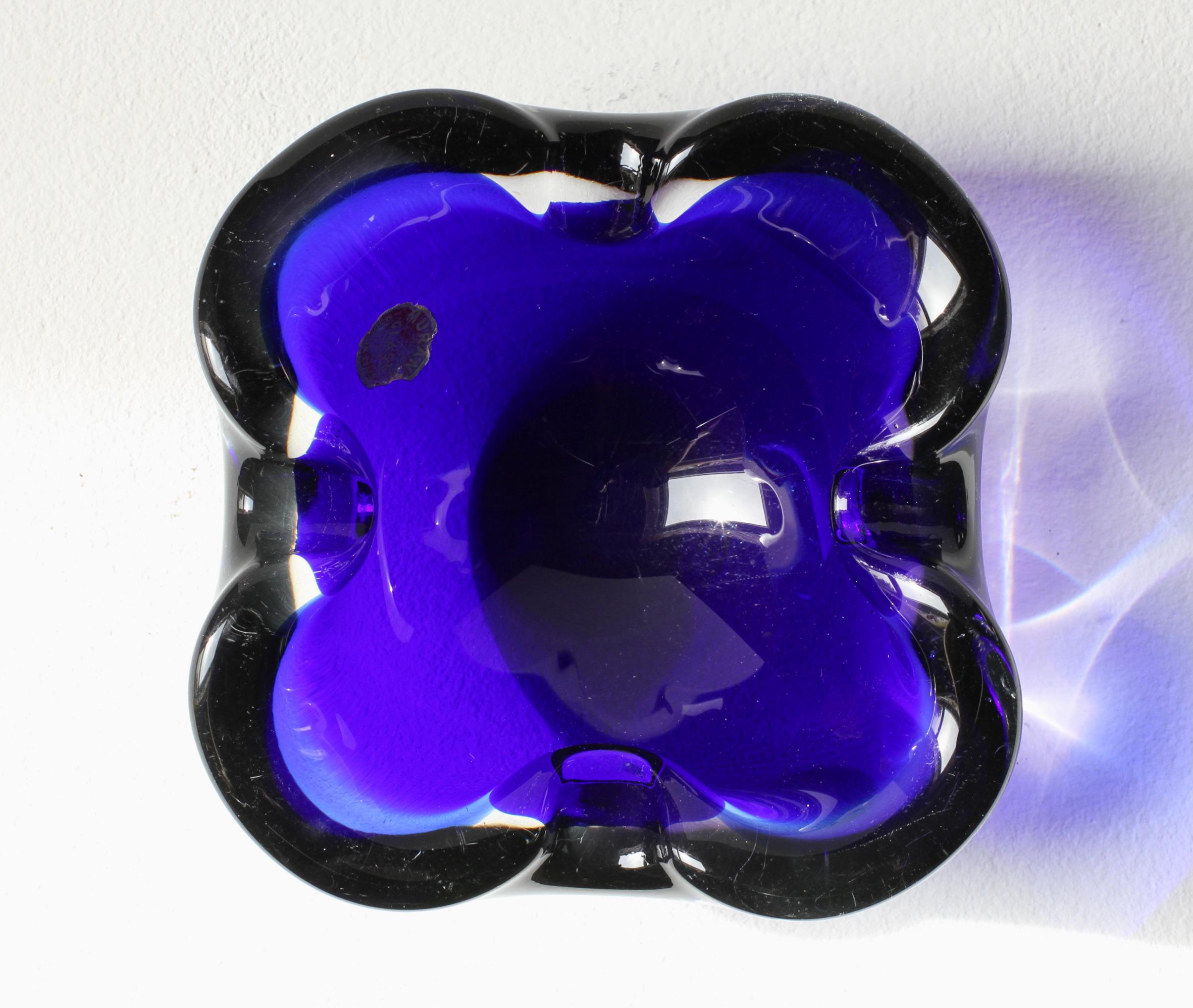 Vintage Mid-Century Blue & Clear Biomorphic Murano Glass Bowl, Dish or Ashtray (bol, plat ou cendrier en verre Murano) en vente 11