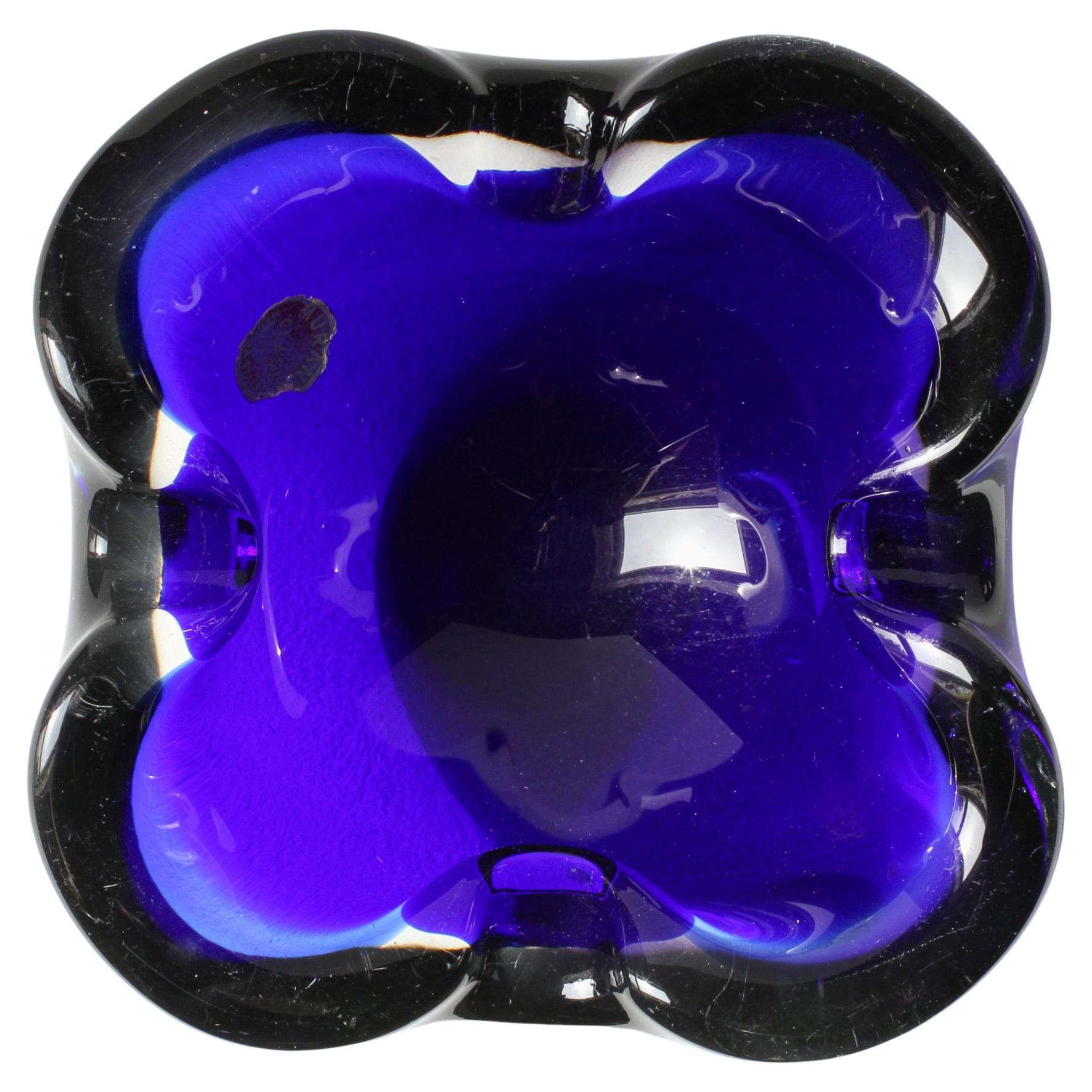 Magnifique grand bol, plat de service ou cendrier en verre de Murano bleu et transparent, en forme de fleur carrée à quatre côtés et à lèvre, avec des bords repliés. L'autocollant original en verre de Murano est présent et attaché au récipient - il