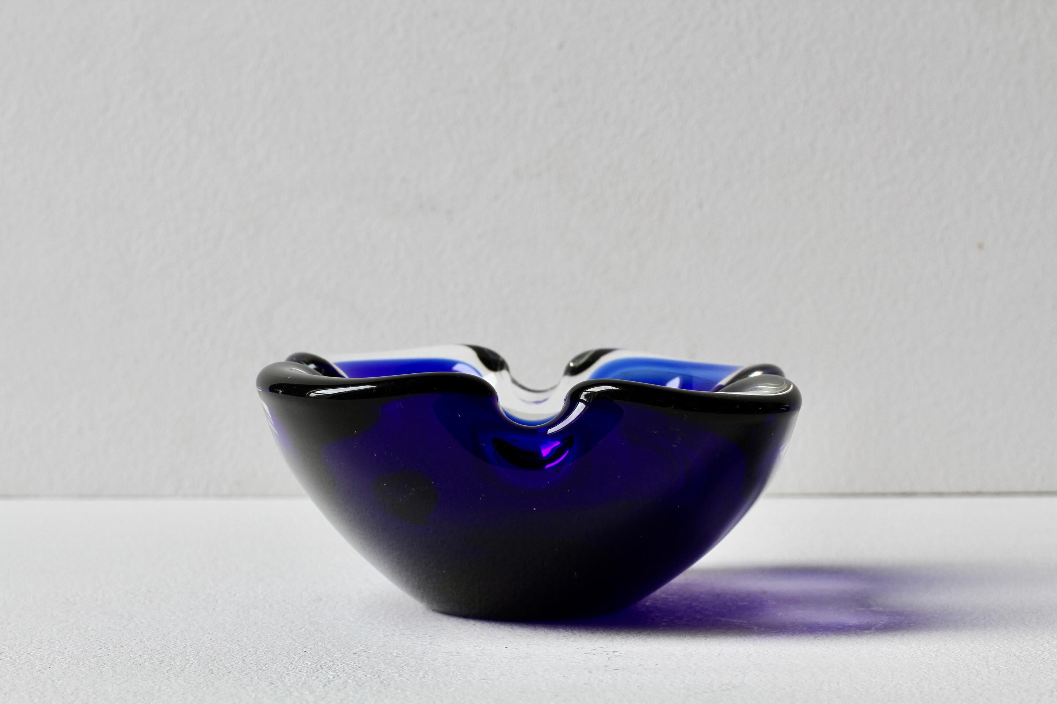 Mid-Century Modern Vintage Mid-Century Blue & Clear Biomorphic Murano Glass Bowl, Dish or Ashtray (bol, plat ou cendrier en verre Murano) en vente