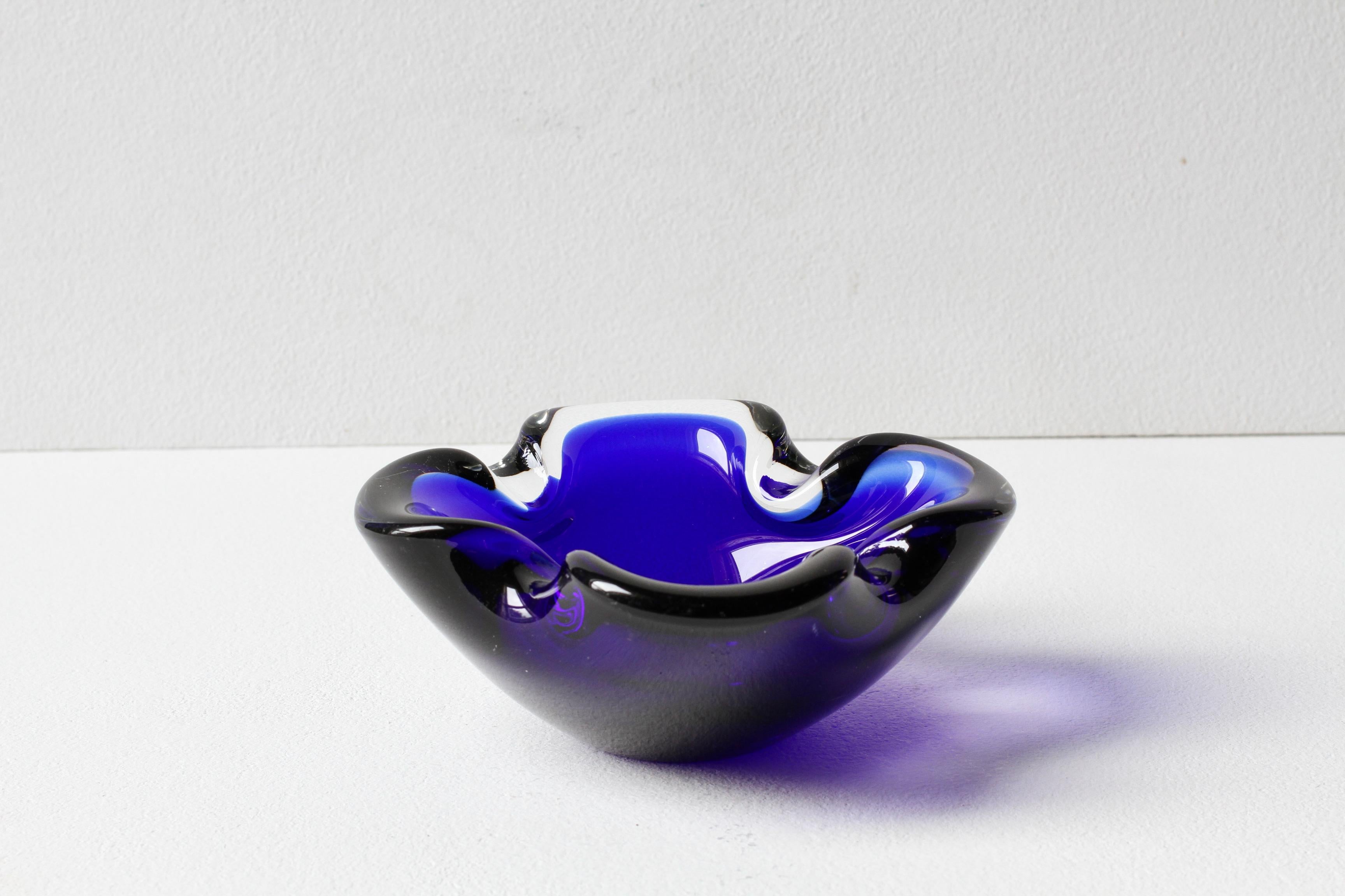 Vintage Mid-Century Blue & Clear Biomorphic Murano Glass Bowl, Dish or Ashtray (bol, plat ou cendrier en verre Murano) Bon état - En vente à Landau an der Isar, Bayern