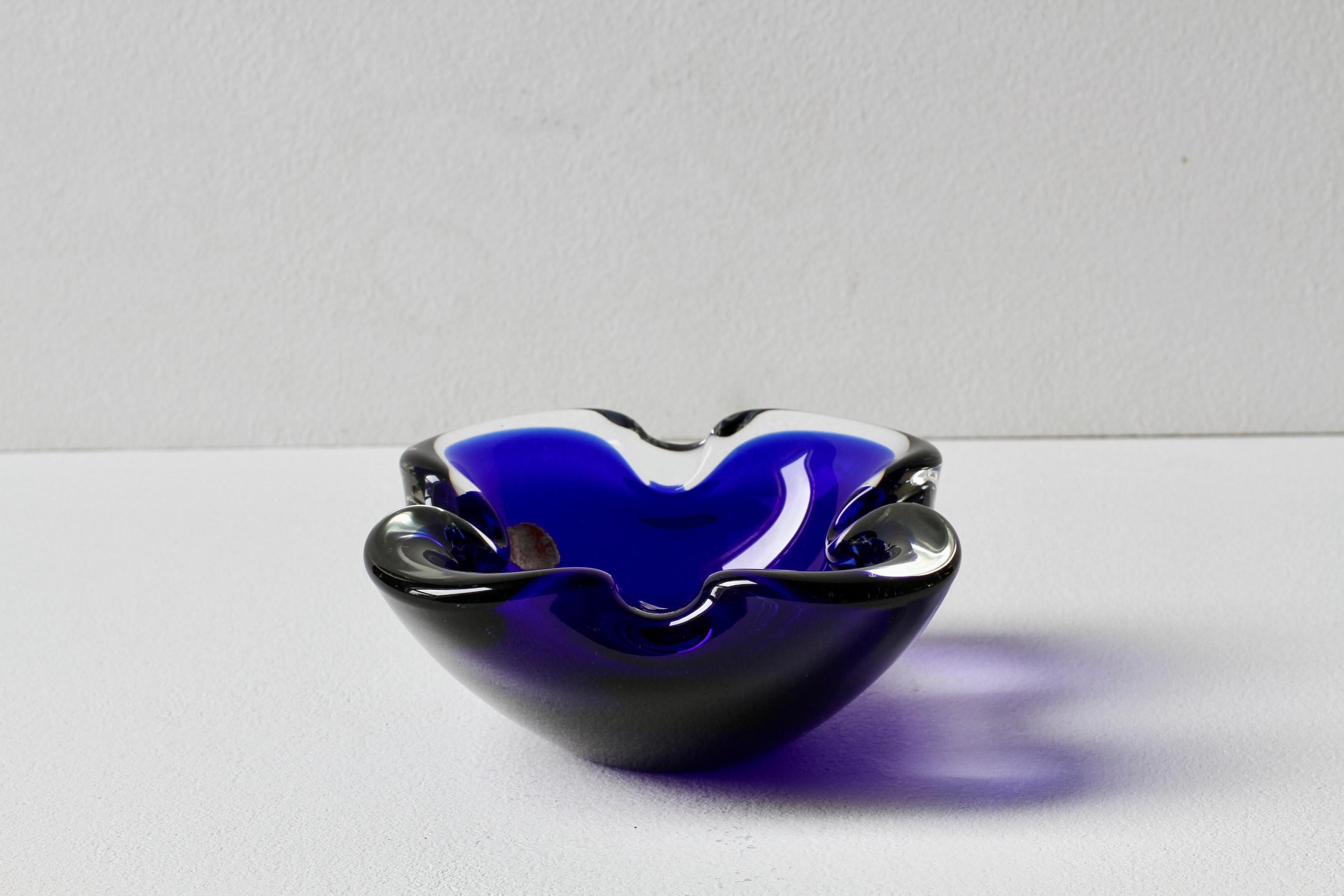 20ième siècle Vintage Mid-Century Blue & Clear Biomorphic Murano Glass Bowl, Dish or Ashtray (bol, plat ou cendrier en verre Murano) en vente