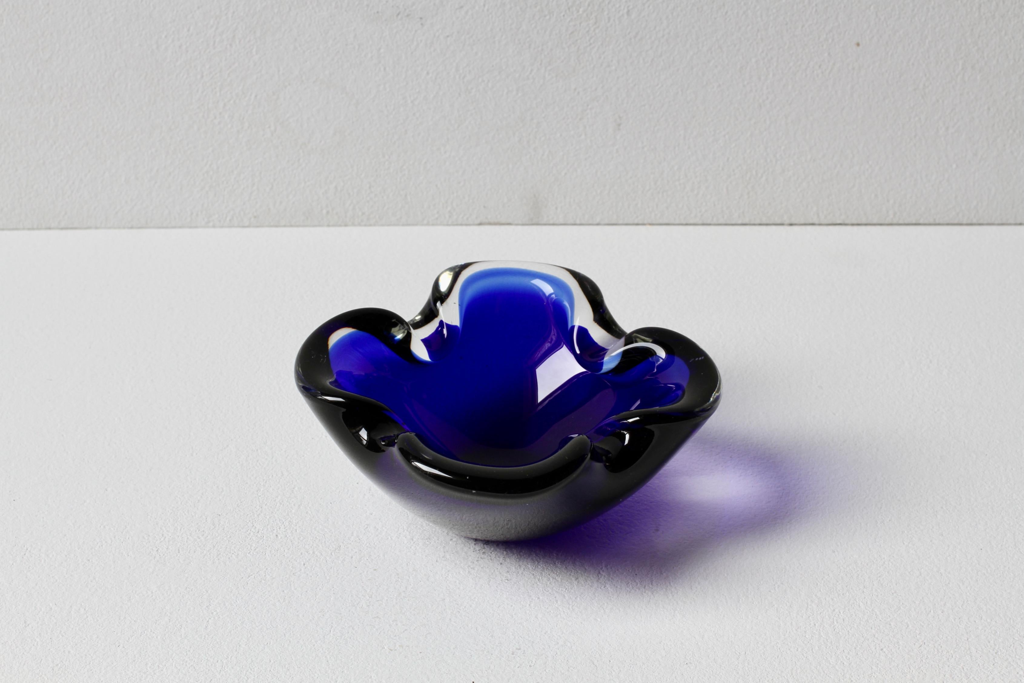 Verre de Murano Vintage Mid-Century Blue & Clear Biomorphic Murano Glass Bowl, Dish or Ashtray (bol, plat ou cendrier en verre Murano) en vente