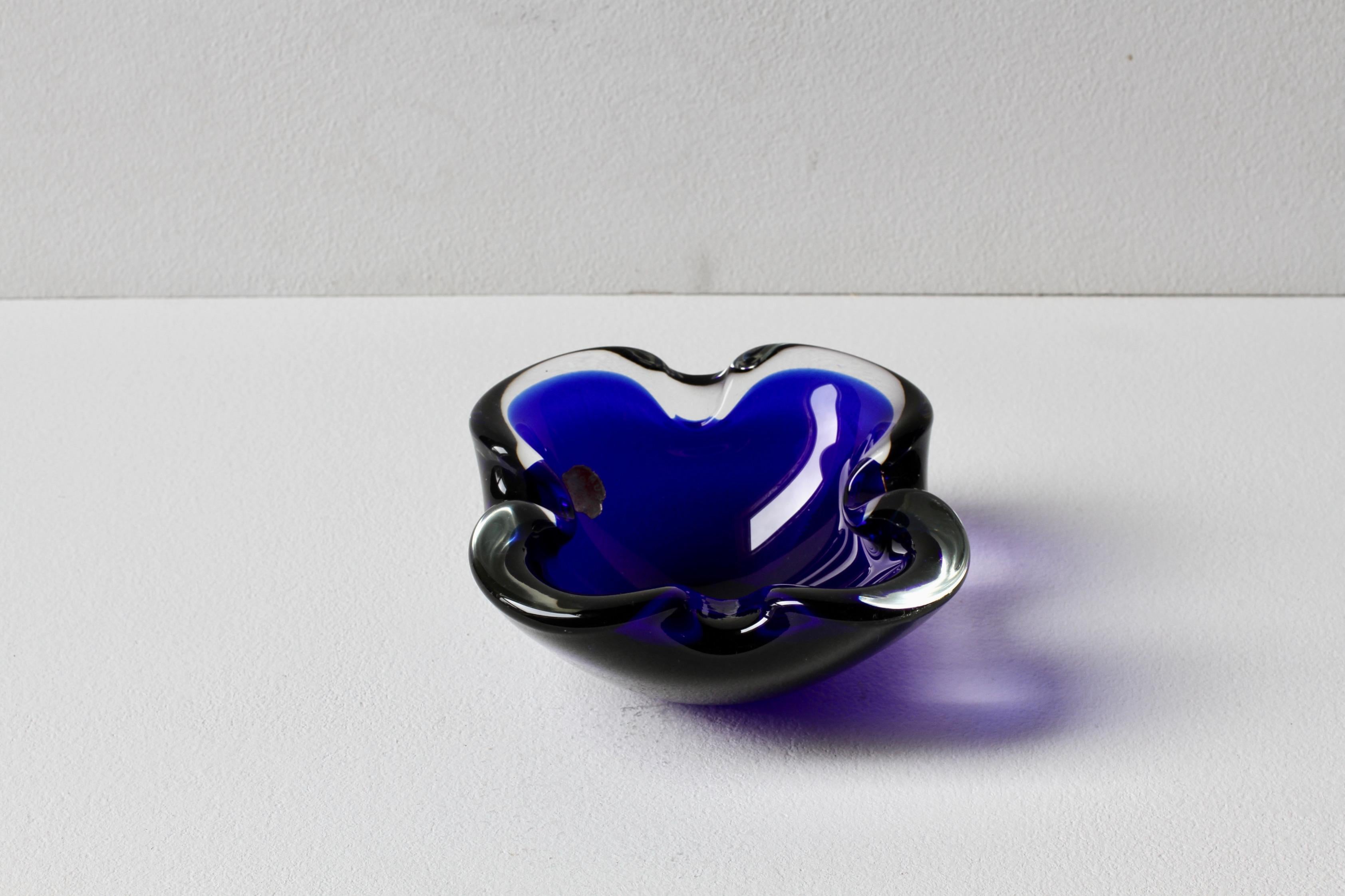 Vintage Mid-Century Blue & Clear Biomorphic Murano Glass Bowl, Dish or Ashtray (bol, plat ou cendrier en verre Murano) en vente 1