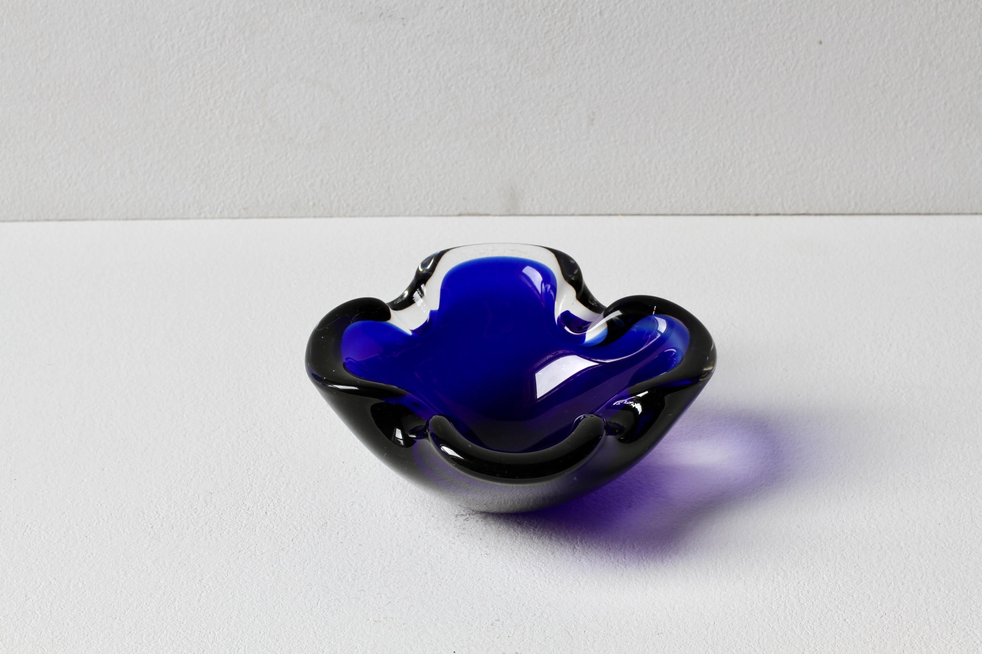 Vintage Mid-Century Blue & Clear Biomorphic Murano Glass Bowl, Dish or Ashtray (bol, plat ou cendrier en verre Murano) en vente 2