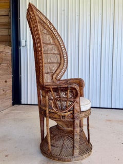 Sedia a ventaglio vintage in vimini e rattan in stile bohémien della metà del secolo, con motivo a pavone