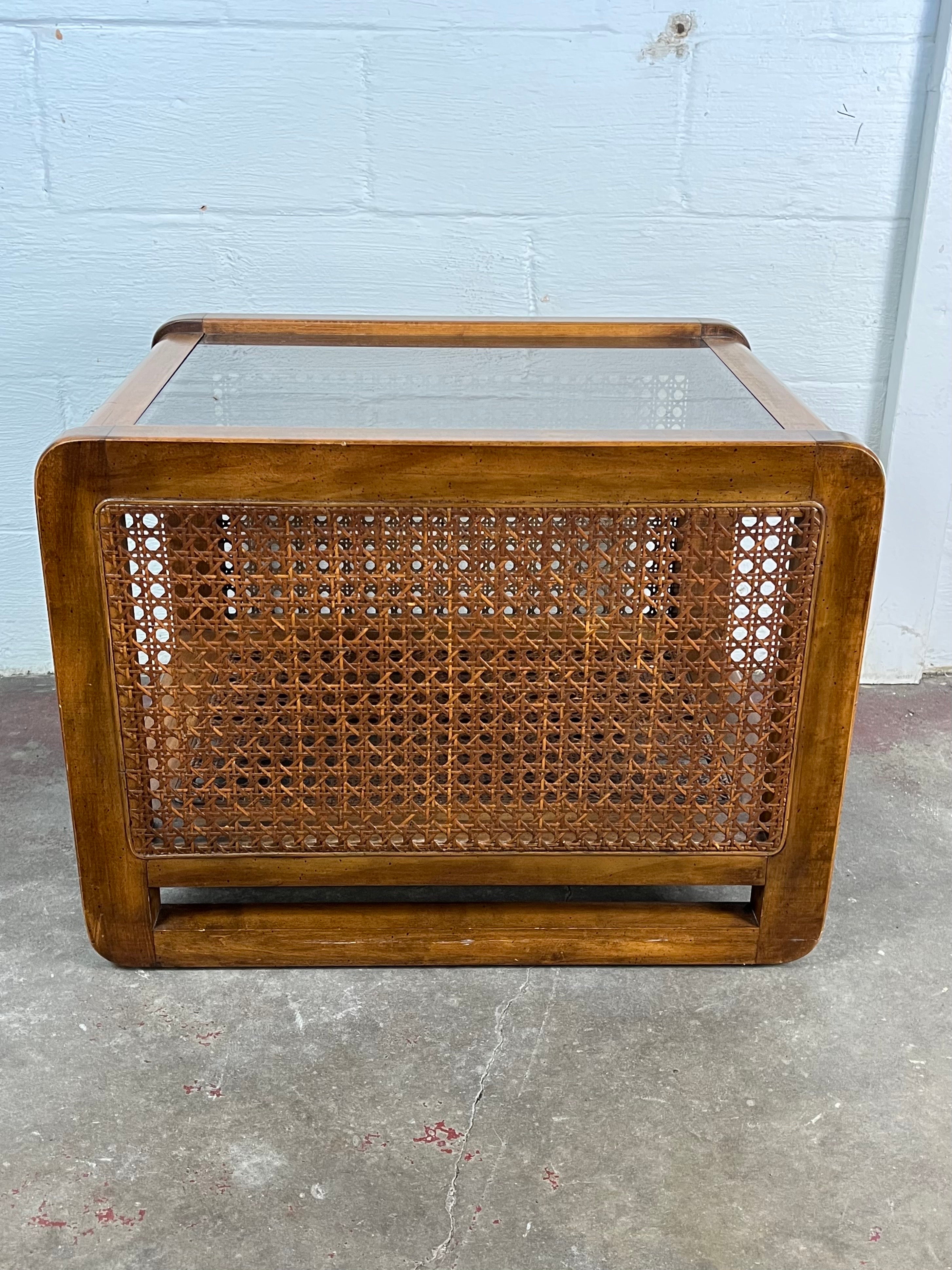 Superbe table d'appoint BoHo Chic du milieu du siècle dernier. Cadre en bois robuste avec côtés en rotin et étagère inférieure, plateau en verre fumé. Pièce d'époque. Le mélange de tous les éléments fait ressortir cette pièce.