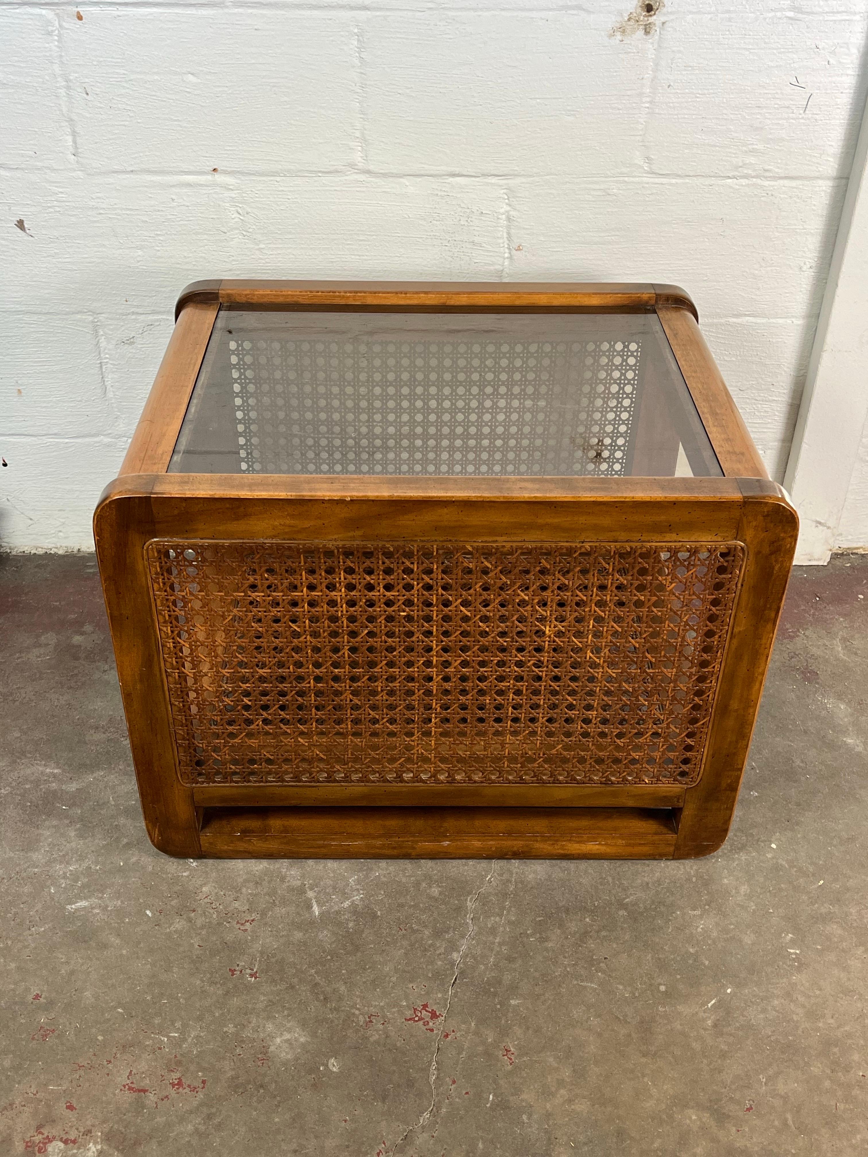 Vintage Mid Century Boho Chic Cane Side End Table Bon état - En vente à W Allenhurst, NJ