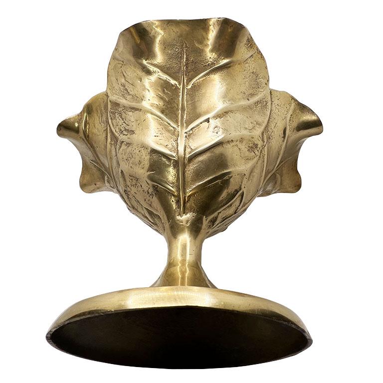 Una ciotola con piedistallo in ottone massiccio vintage con un design a foglie. Questa squisita ciotola con piedistallo in ottone è uno splendido esempio di design di ispirazione organica, che fonde perfettamente arte e funzionalità. Realizzato in